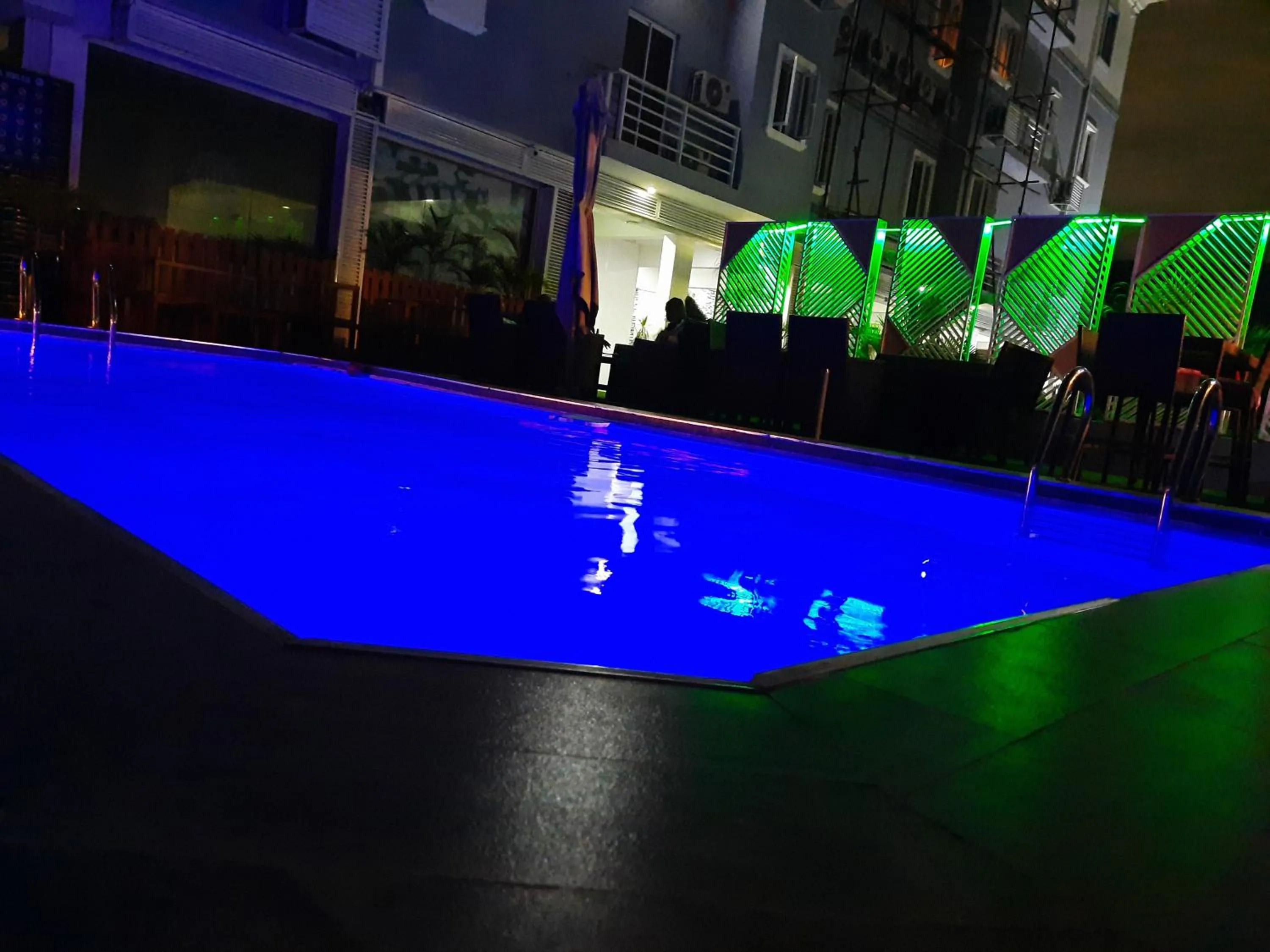 Night in James Court Hotel & Luxury Apartments