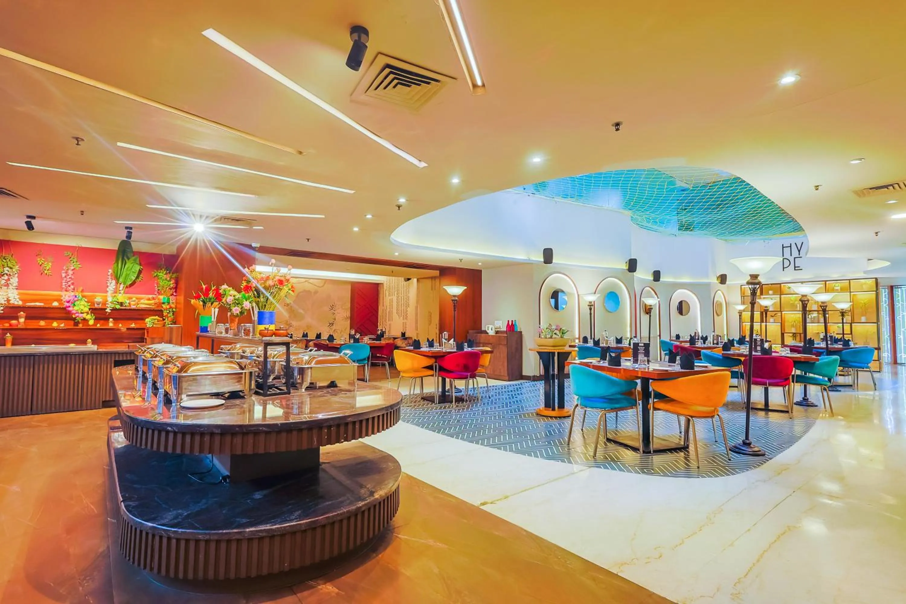 Restaurant/places to eat in Hyphen Business Hotel