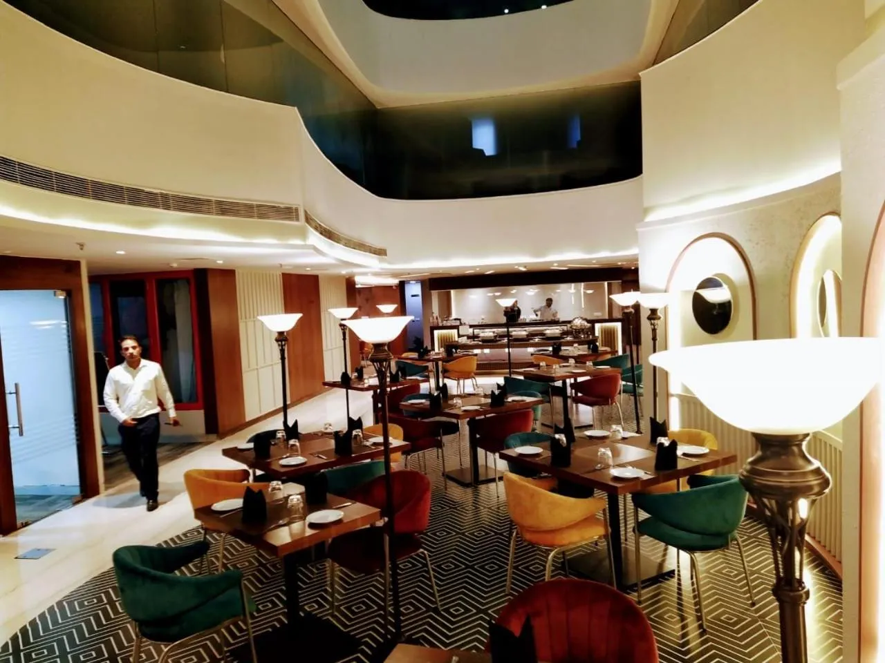 Restaurant/places to eat in Hyphen Business Hotel