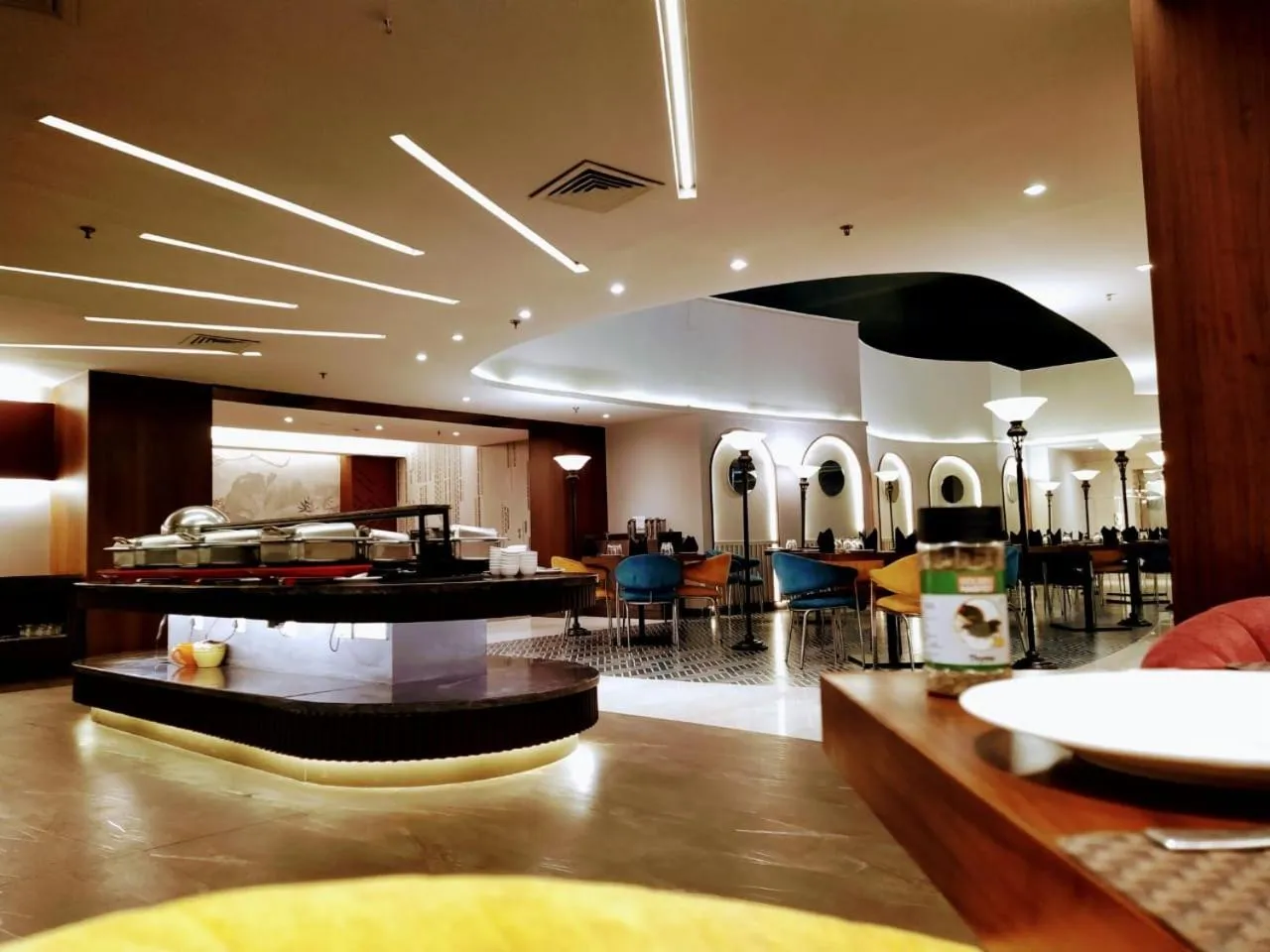 Restaurant/places to eat in Hyphen Business Hotel