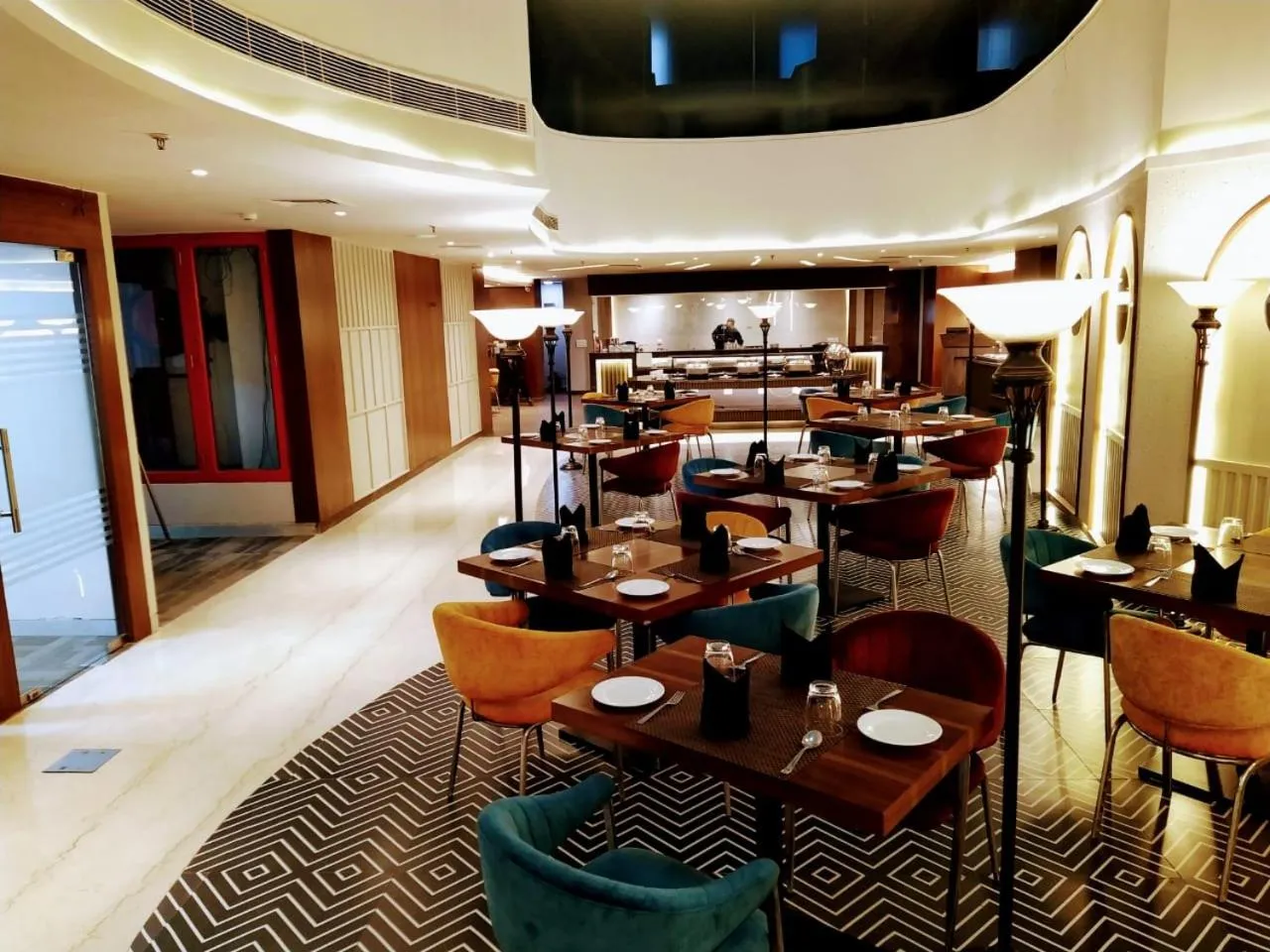 Restaurant/places to eat in Hyphen Business Hotel