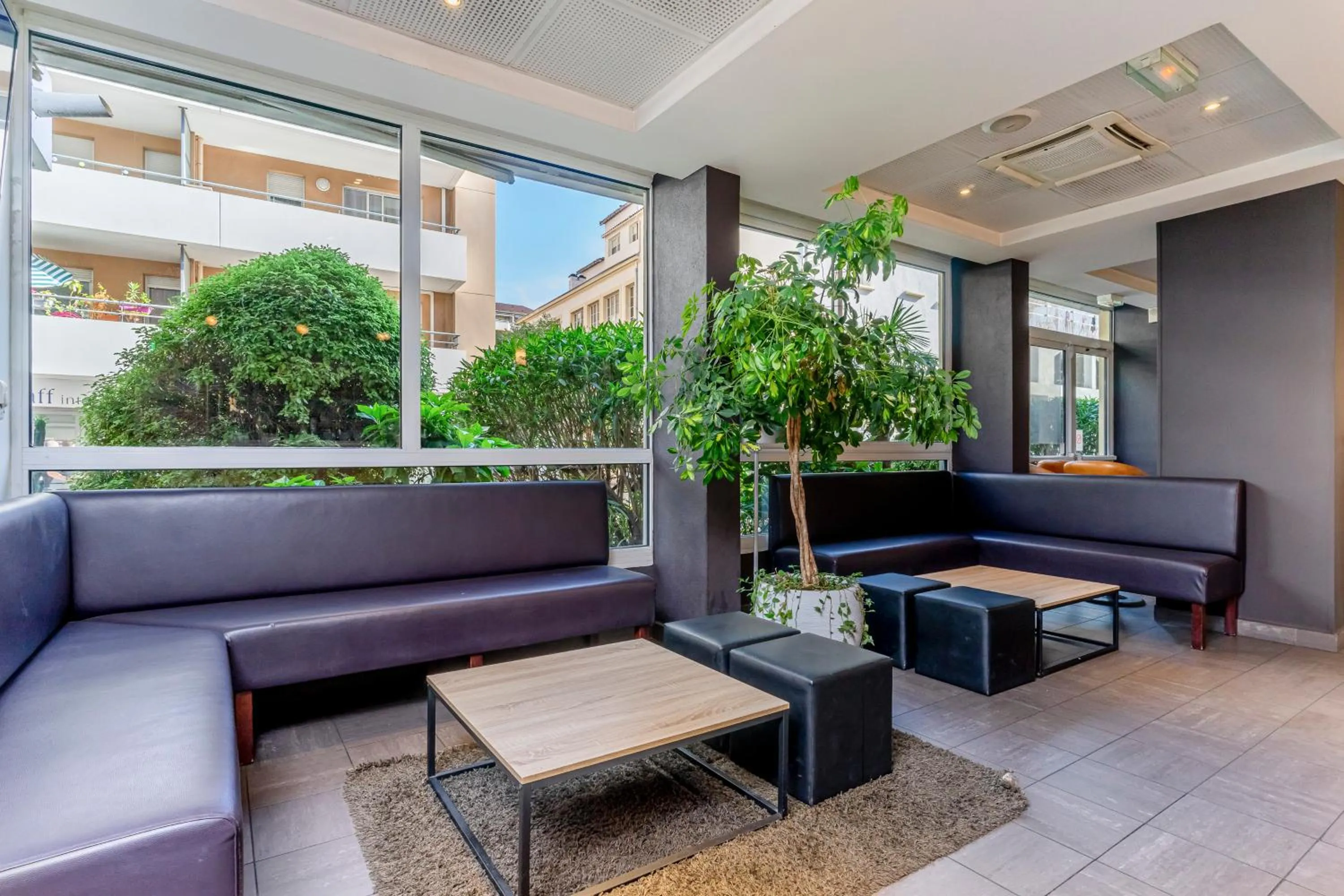 Lobby or reception in B&B HOTEL Marseille Prado Parc des Expositions