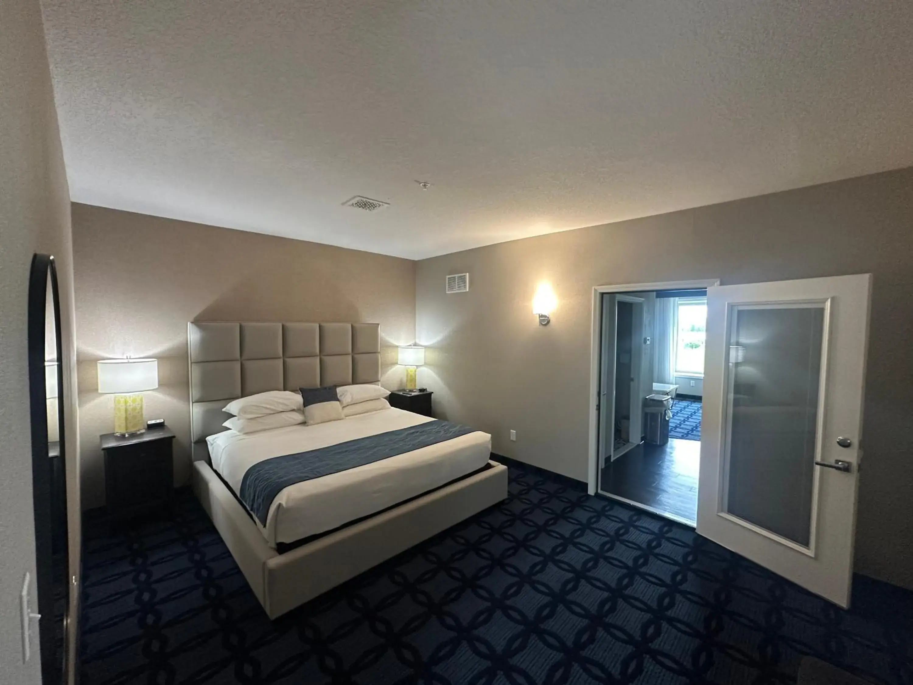 Bed in Riverside inn hannibal Bed in Riverside inn hannibal