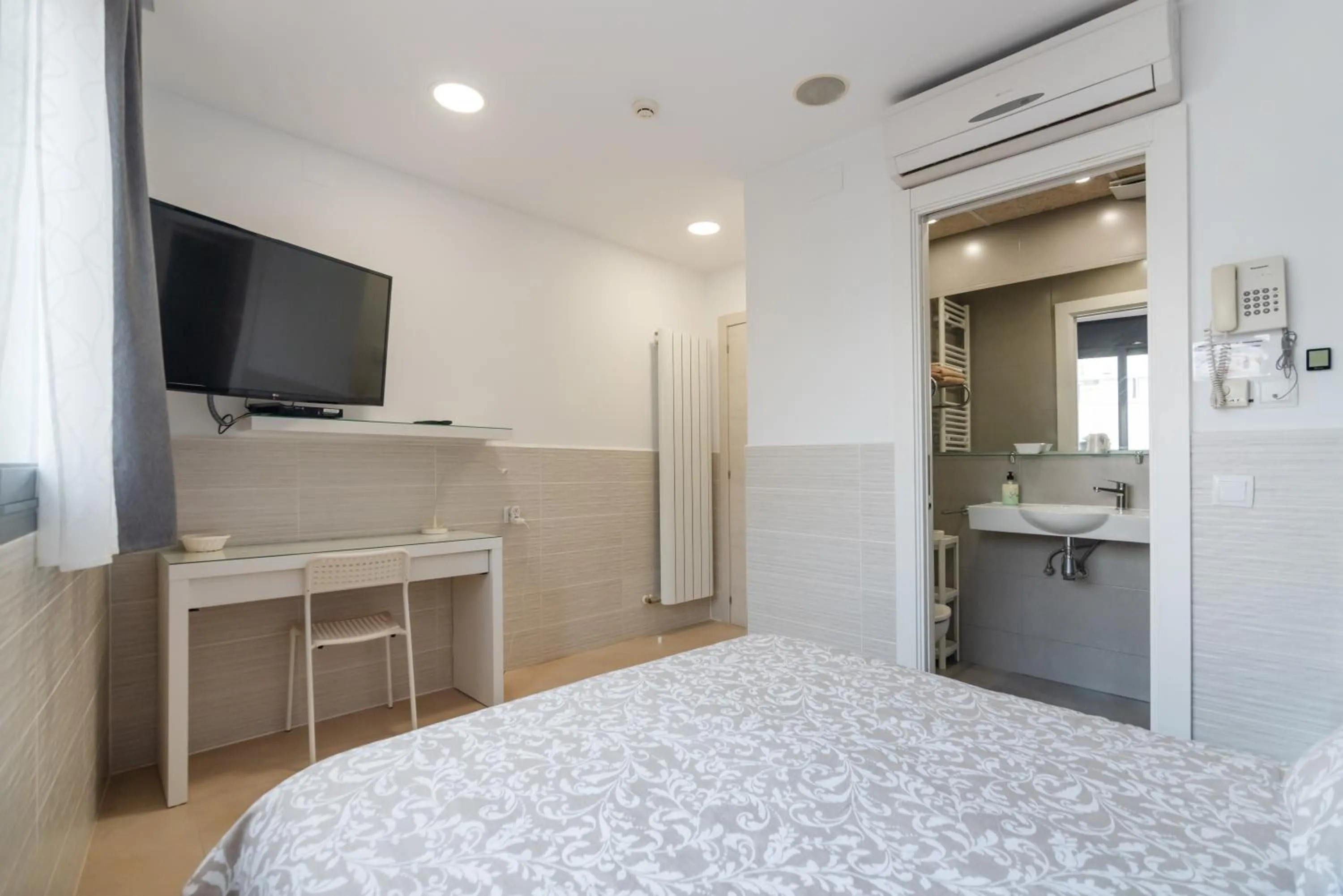 Hostal House