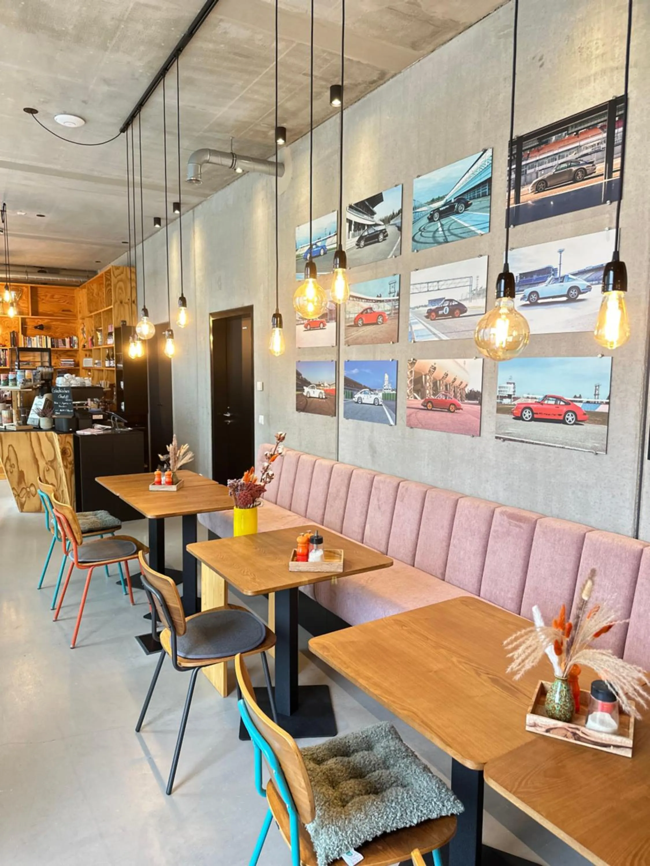 Restaurant/places to eat in elferrooms Hotel