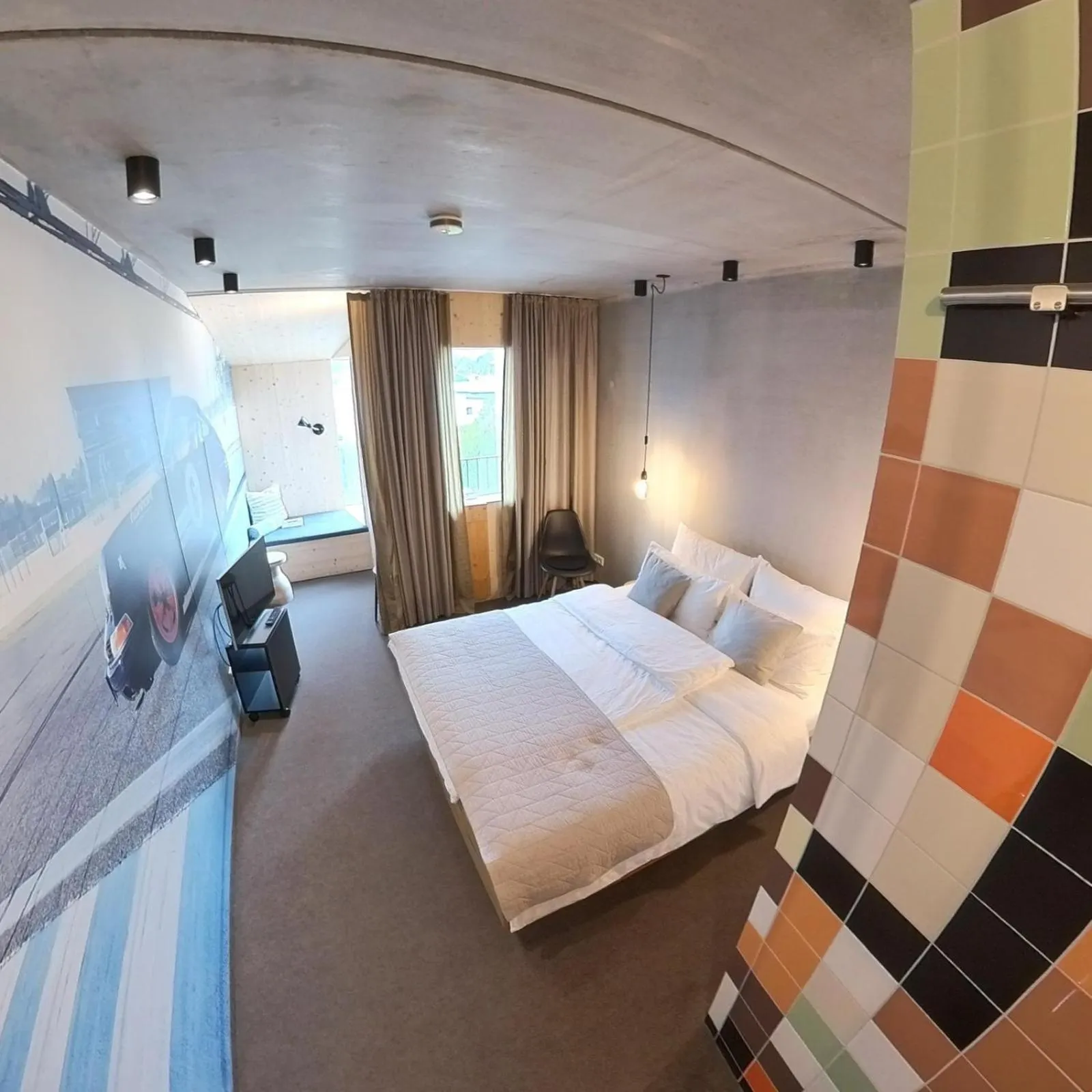 Photo of the whole room, Bed in elferrooms Hotel
