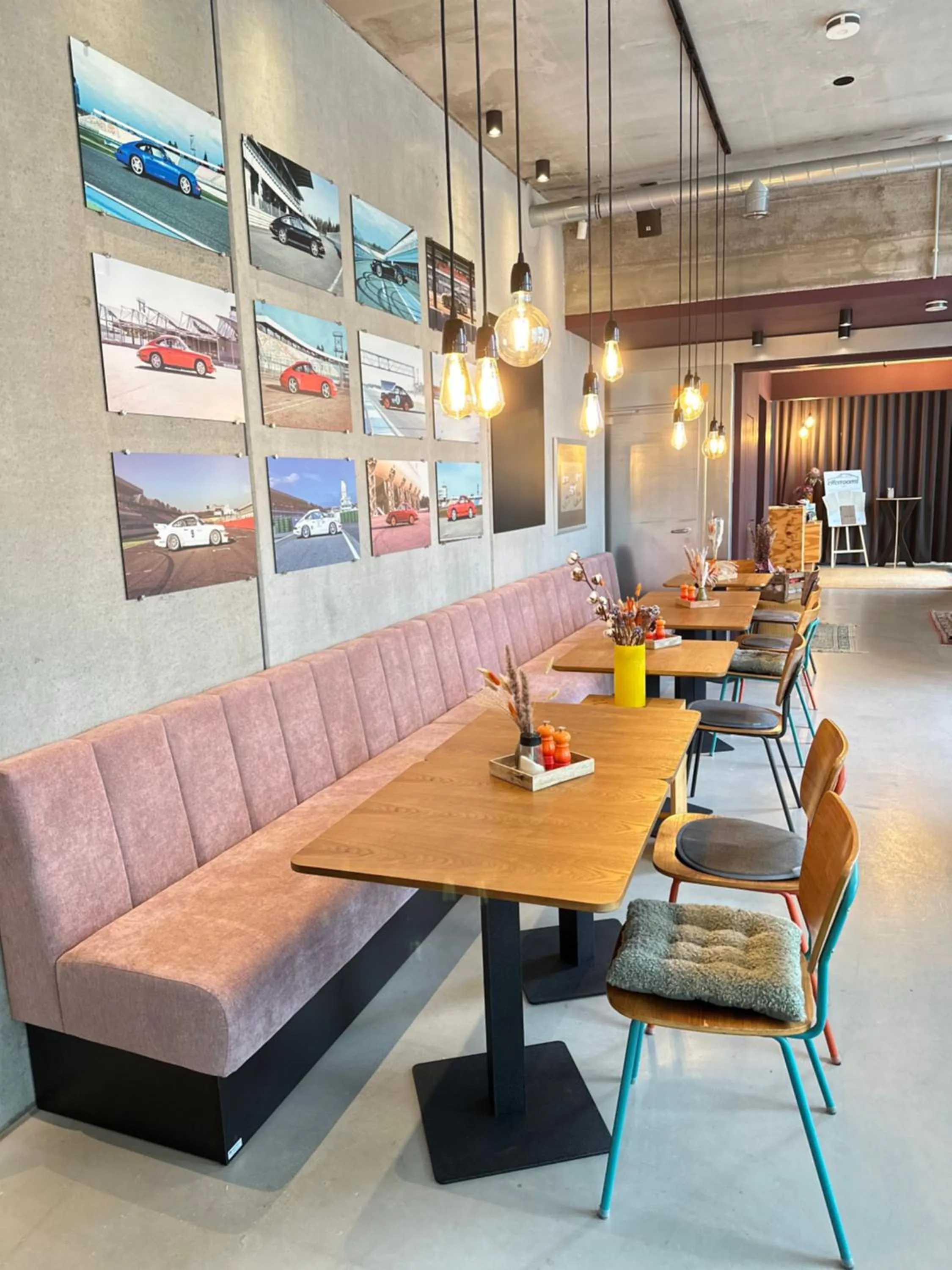 Restaurant/places to eat in elferrooms Hotel