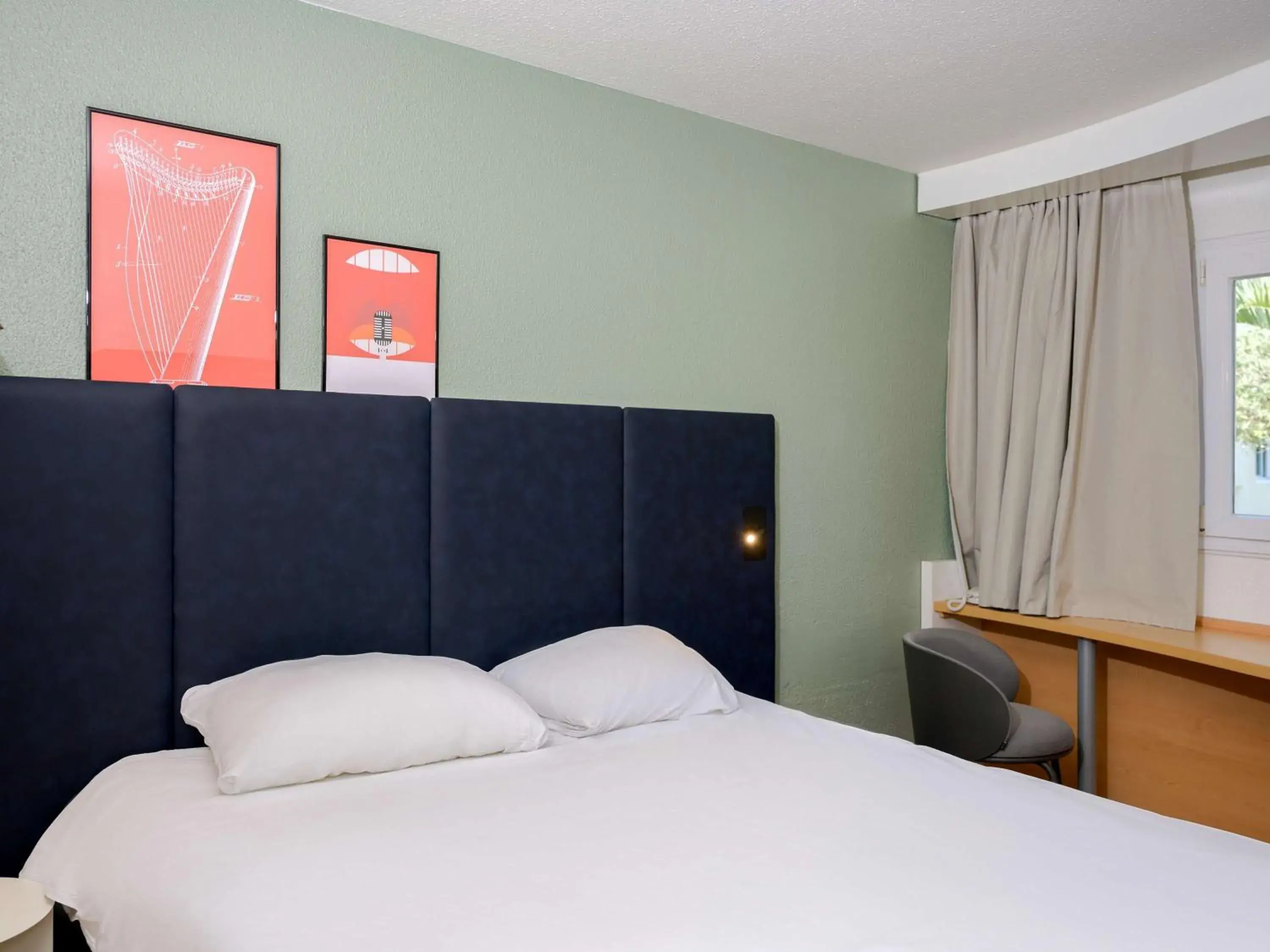 Bedroom, Bed in ibis Aix en Provence Bedroom, Bed in ibis Aix en Provence