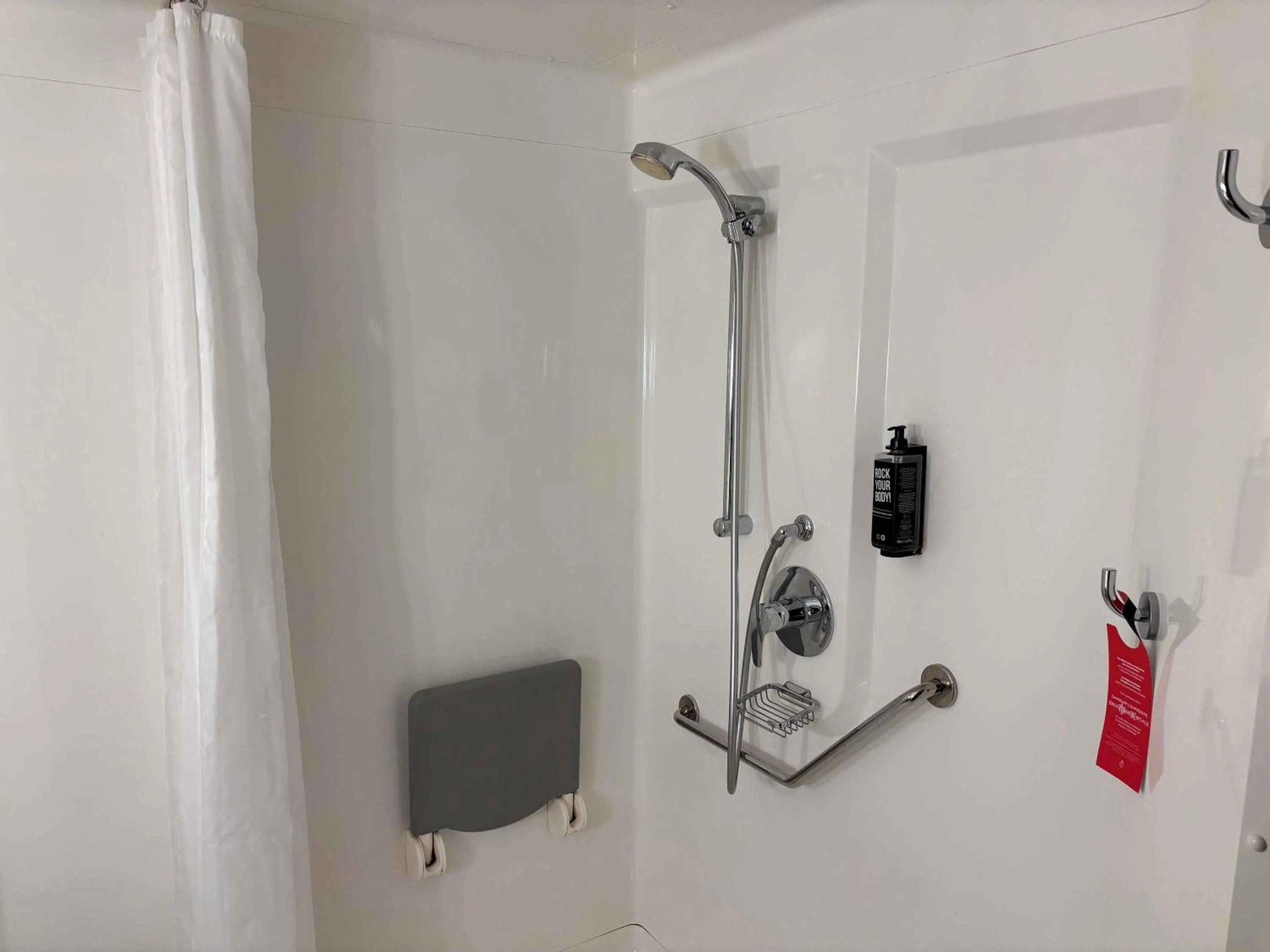 Bedroom in ibis Aix en Provence