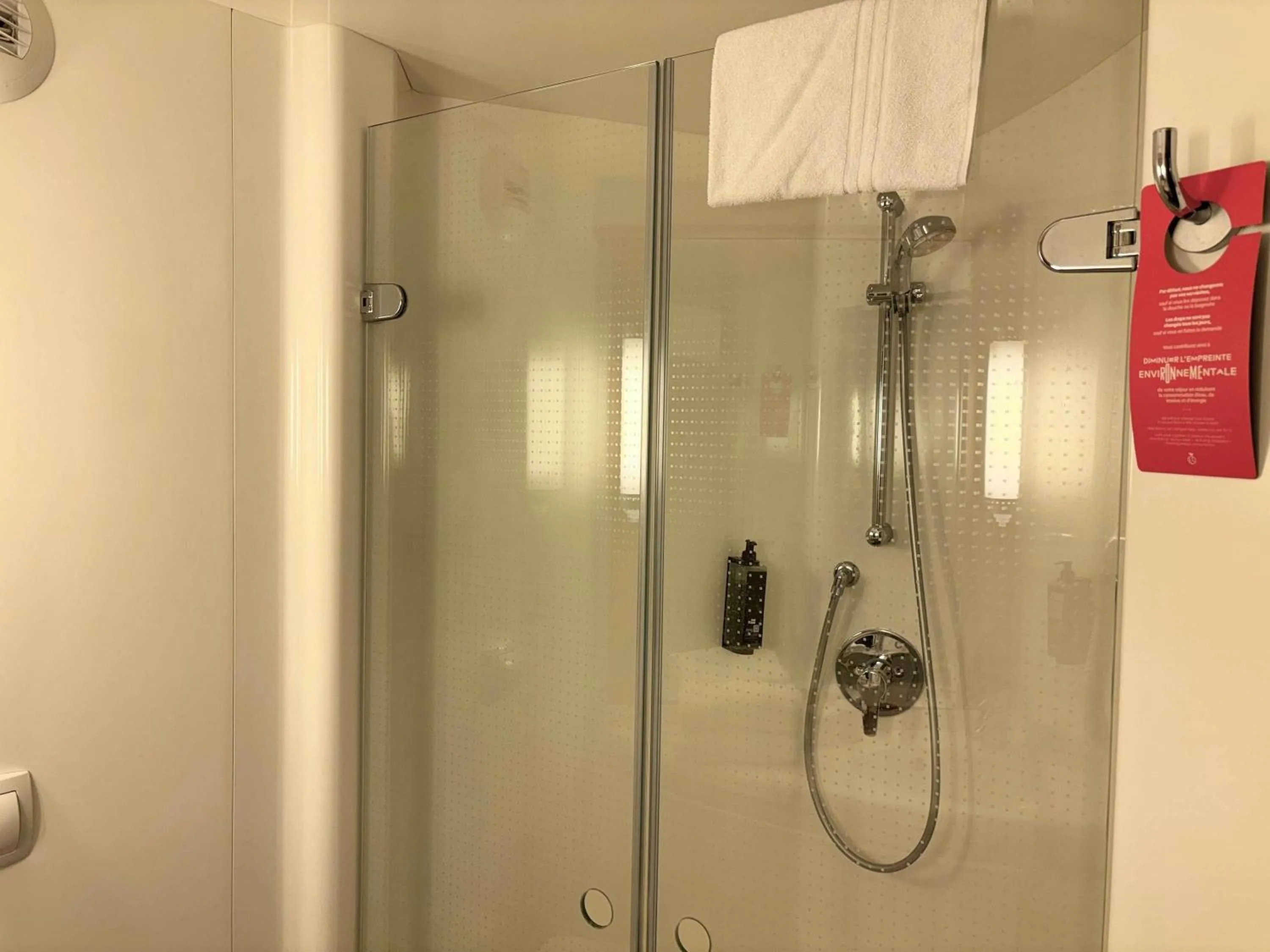 Bedroom in ibis Aix en Provence