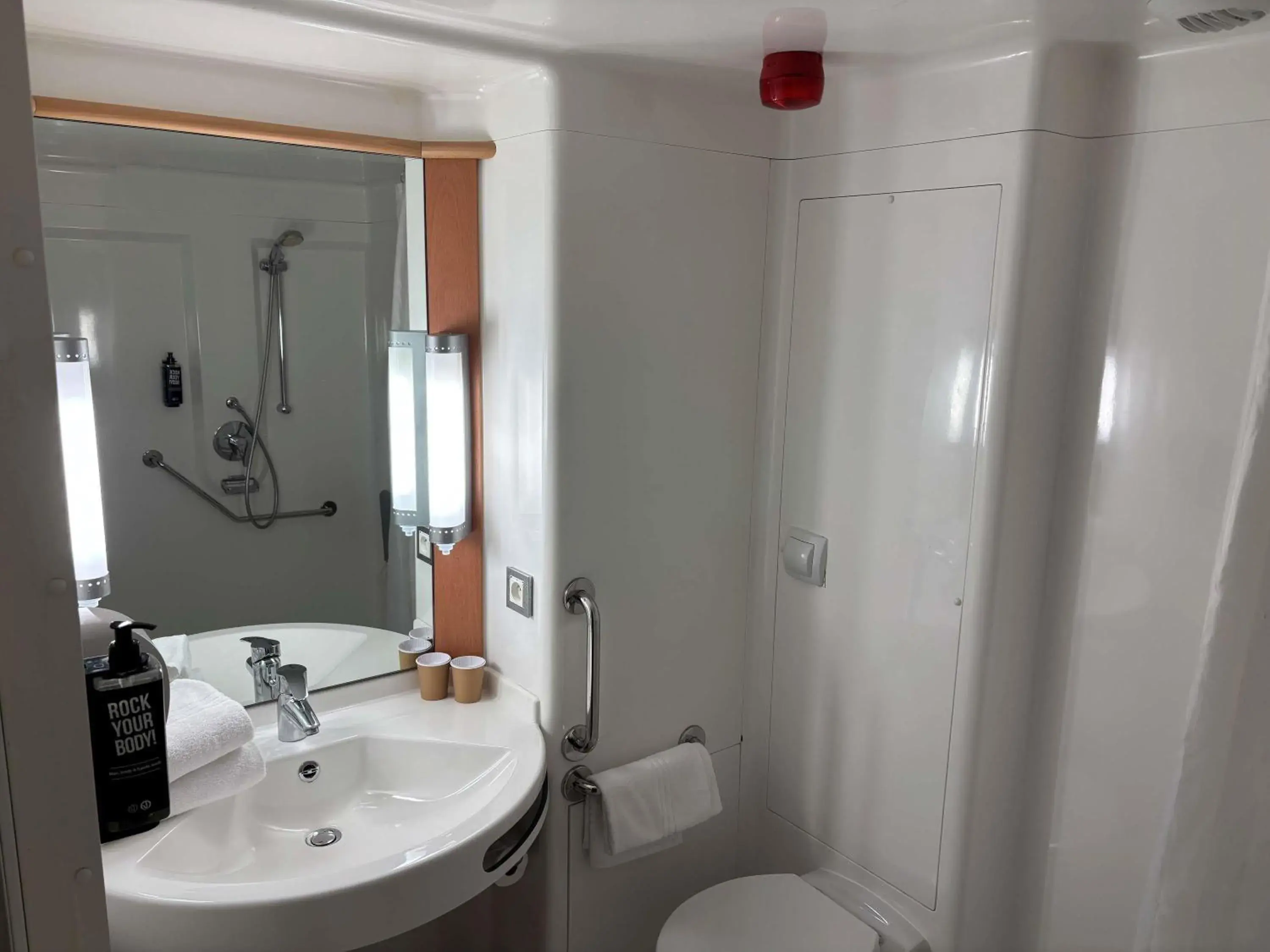 Bedroom in ibis Aix en Provence Bedroom in ibis Aix en Provence