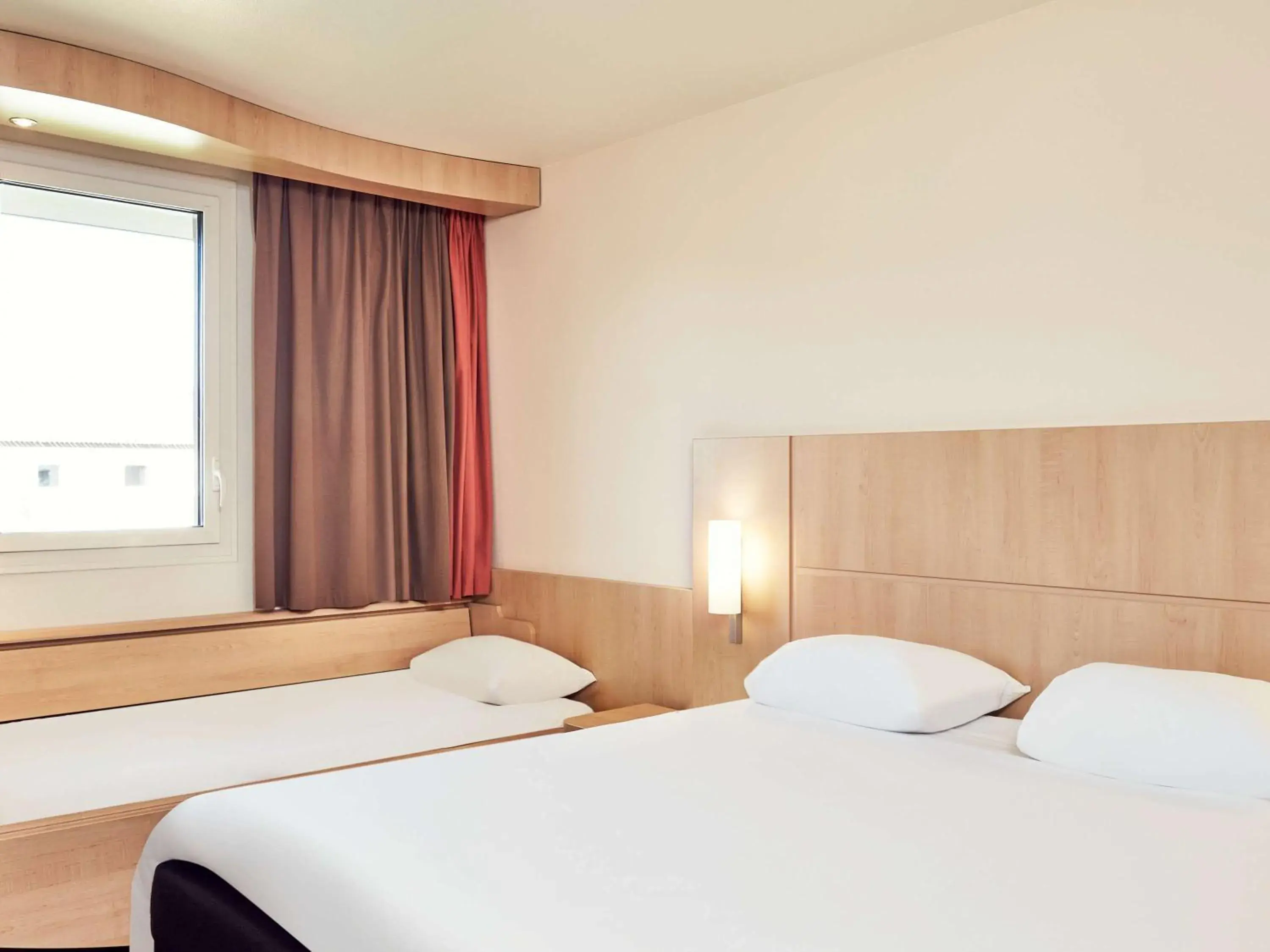 Bedroom, Bed in ibis Aix en Provence Bedroom, Bed in ibis Aix en Provence