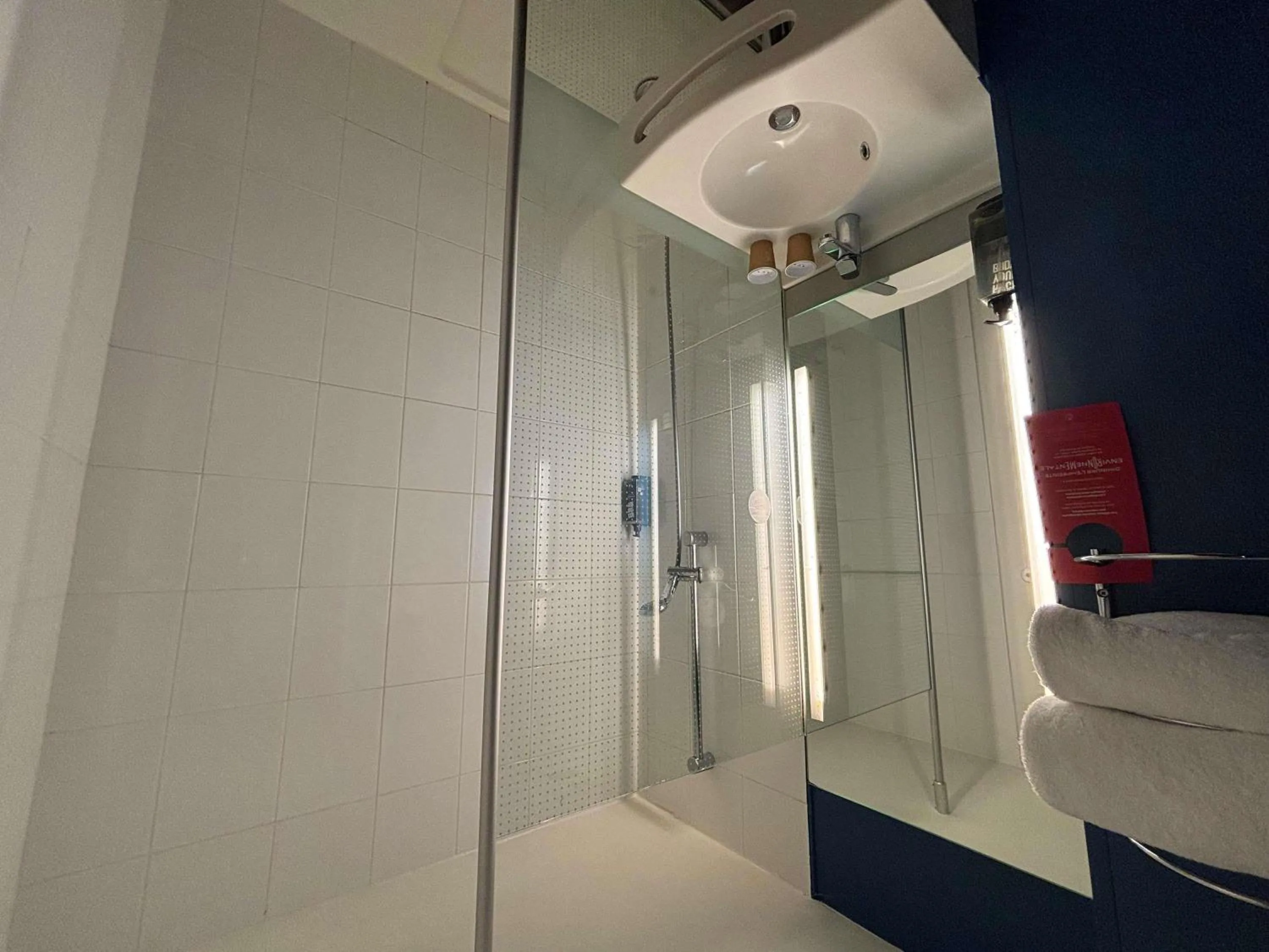 Bedroom in ibis Aix en Provence