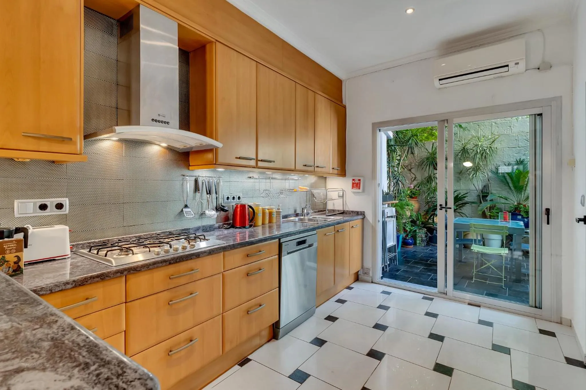 Coffee/tea facilities in Denia Townhouse