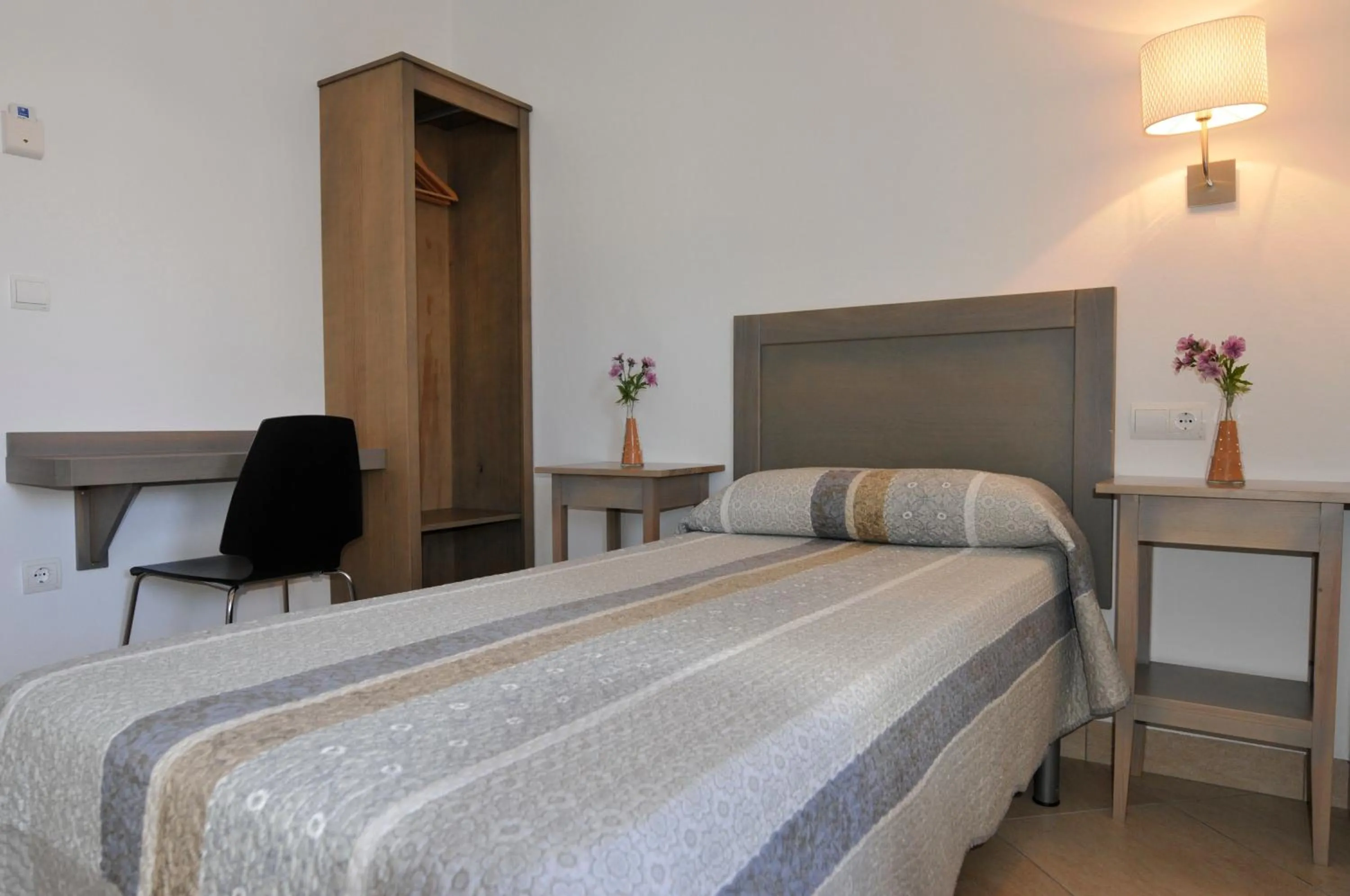 Photo of the whole room, Bed in Hostal Tarifa -Recepcion abierta las 24h-