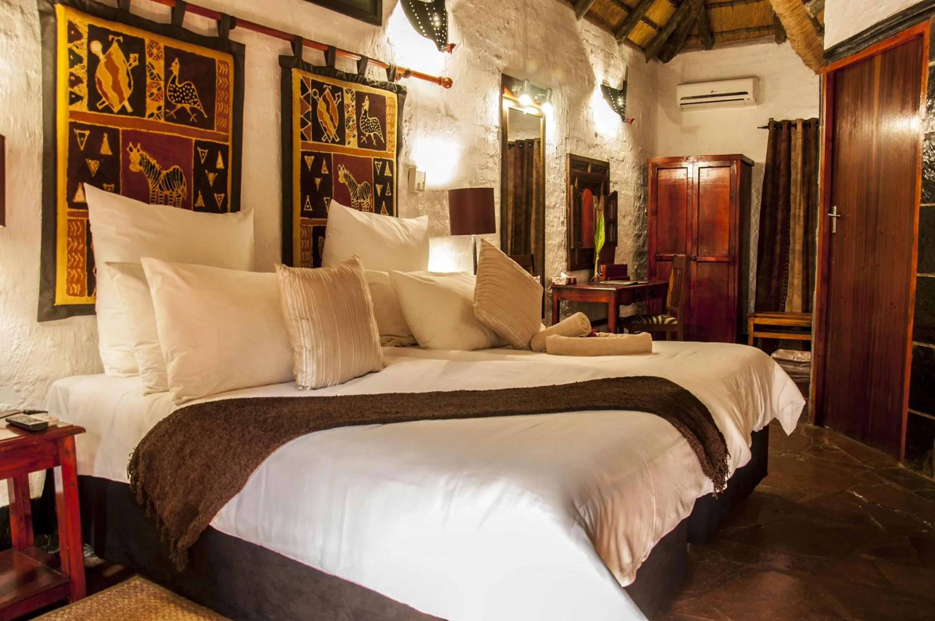Bedroom, Bed in Kedar Heritage Lodge, Conference Centre & Spa