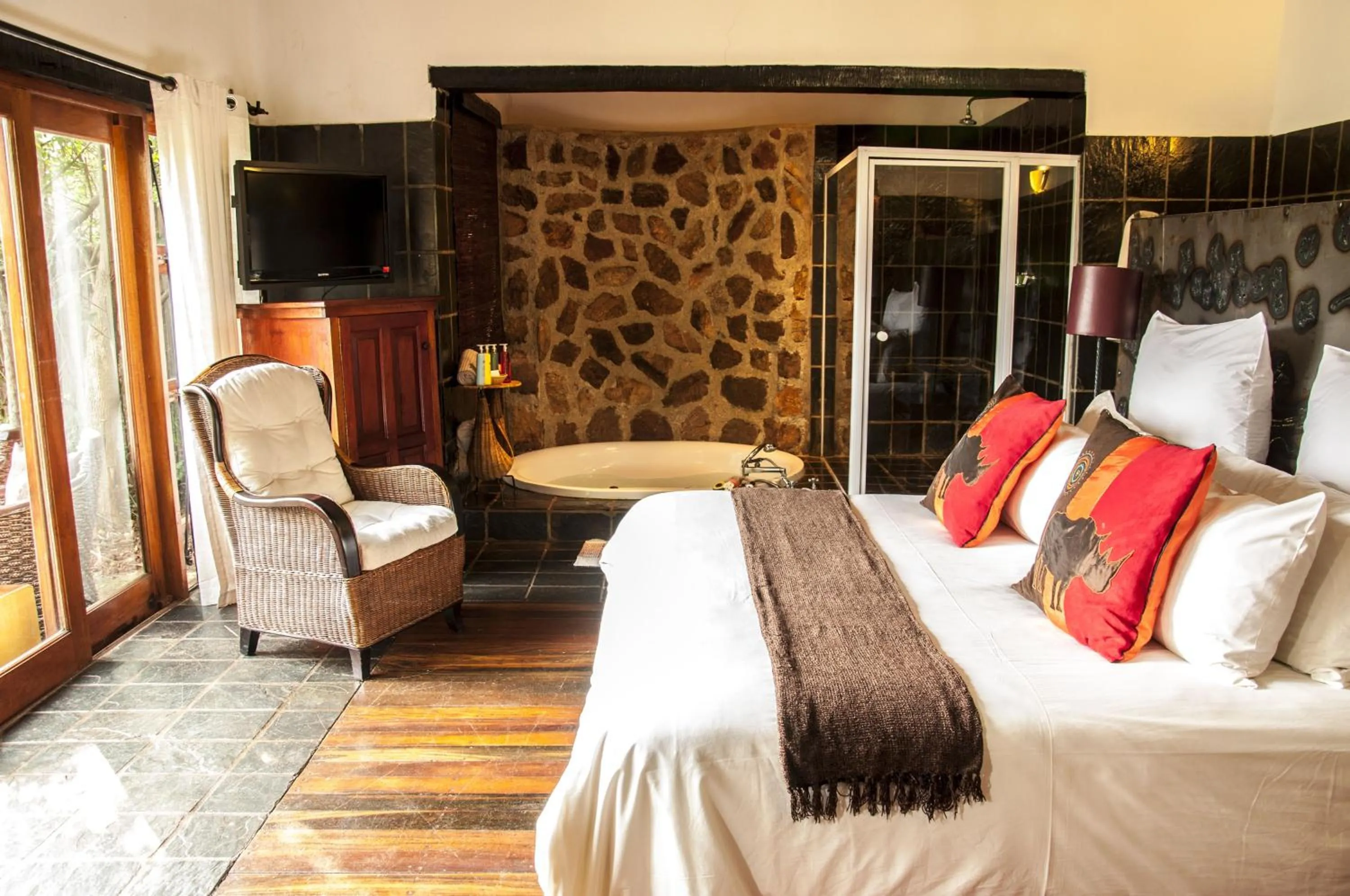 Bedroom, Bed in Kedar Heritage Lodge, Conference Centre & Spa