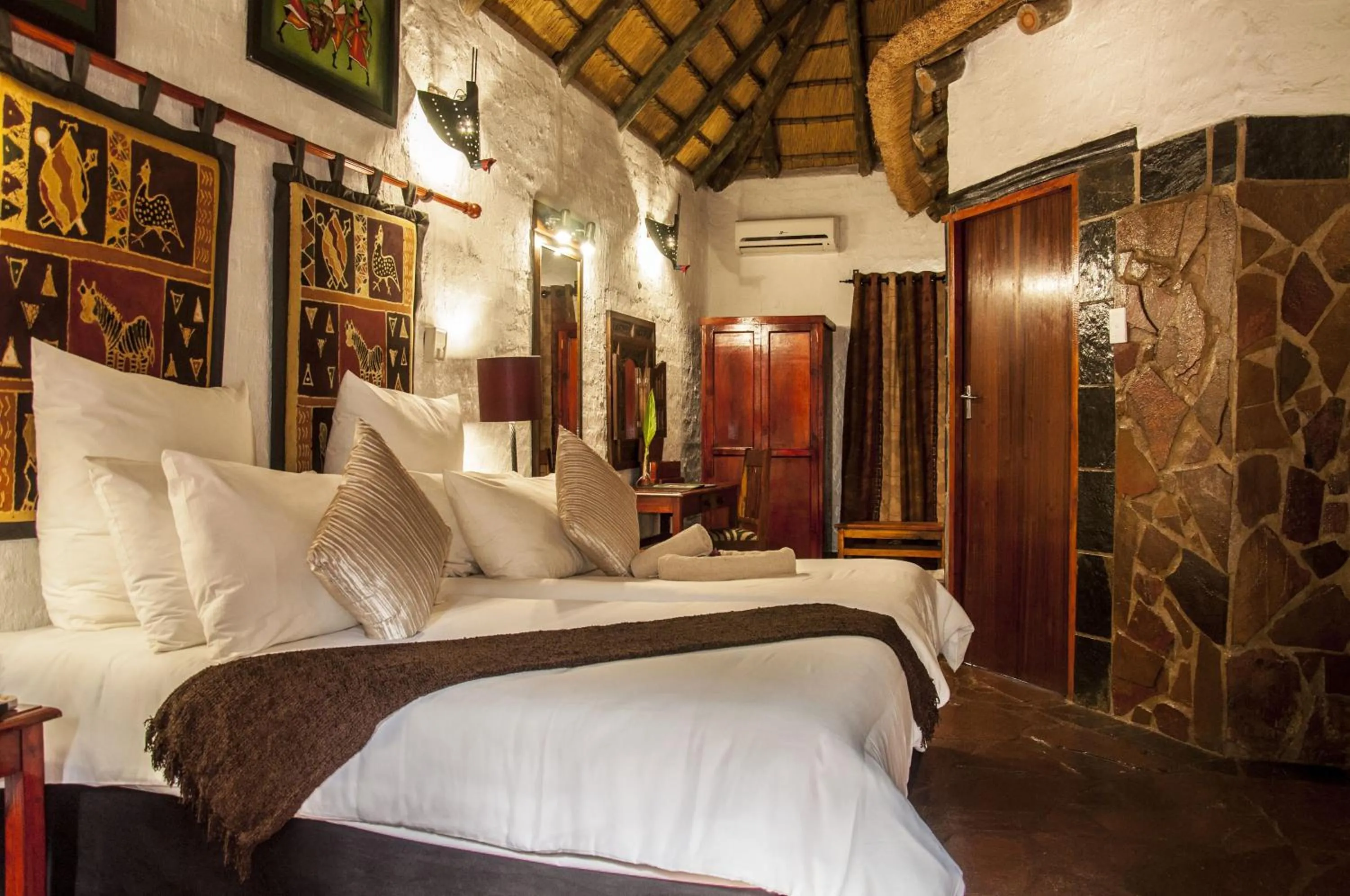 Bedroom, Bed in Kedar Heritage Lodge, Conference Centre & Spa