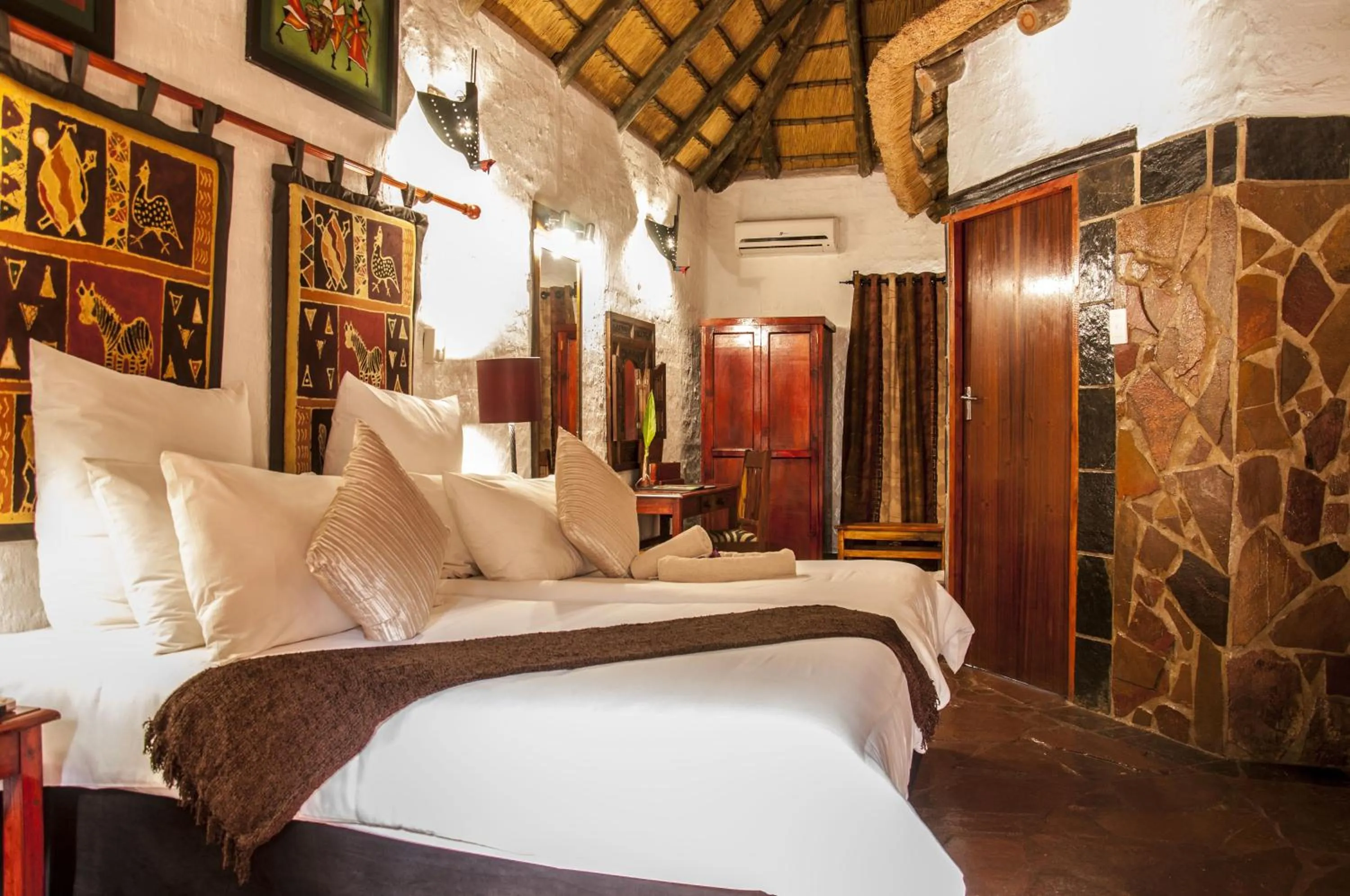 Bedroom, Bed in Kedar Heritage Lodge, Conference Centre & Spa