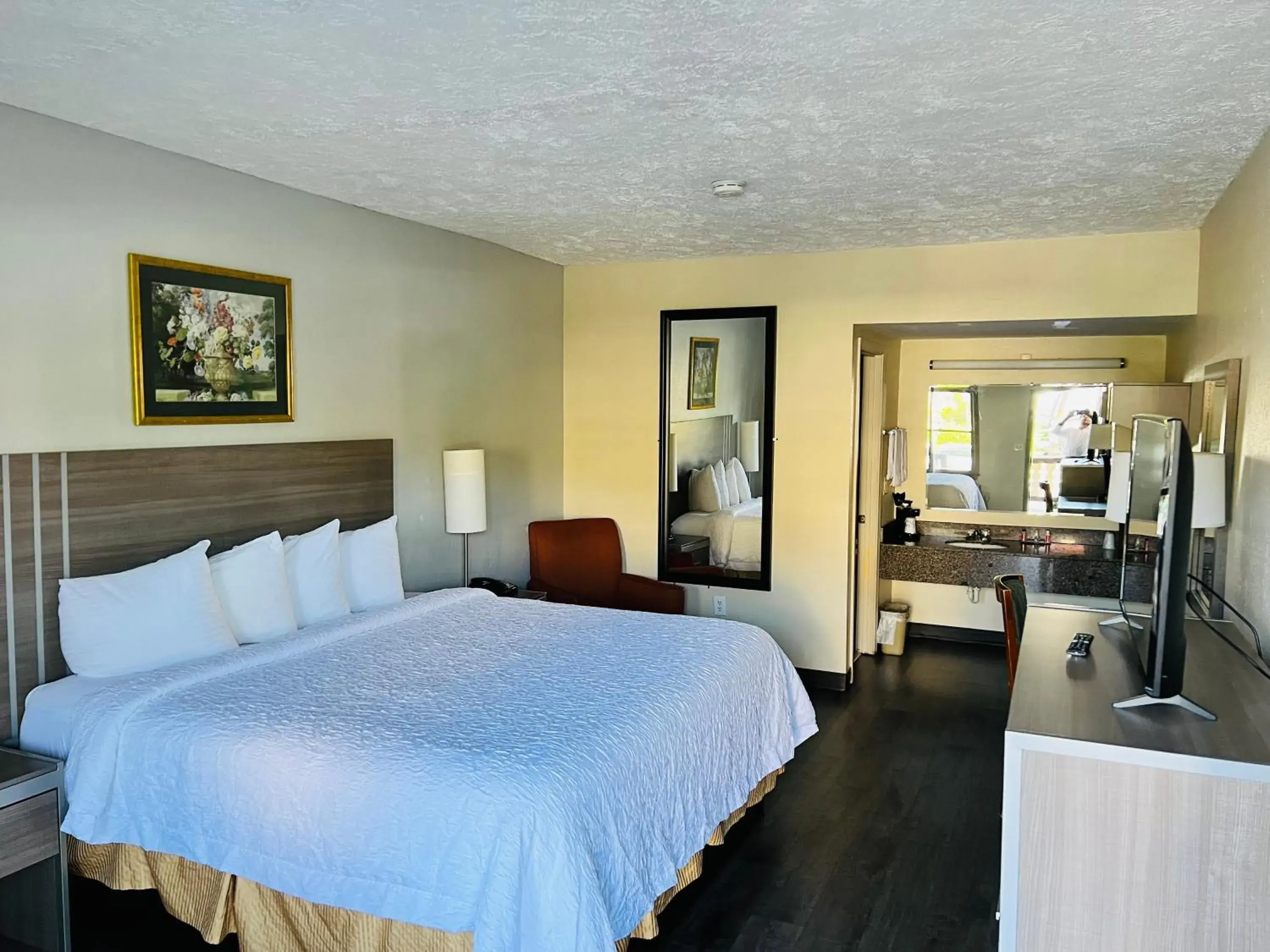 Bed in Alpine Valley Inn Bed in Alpine Valley Inn