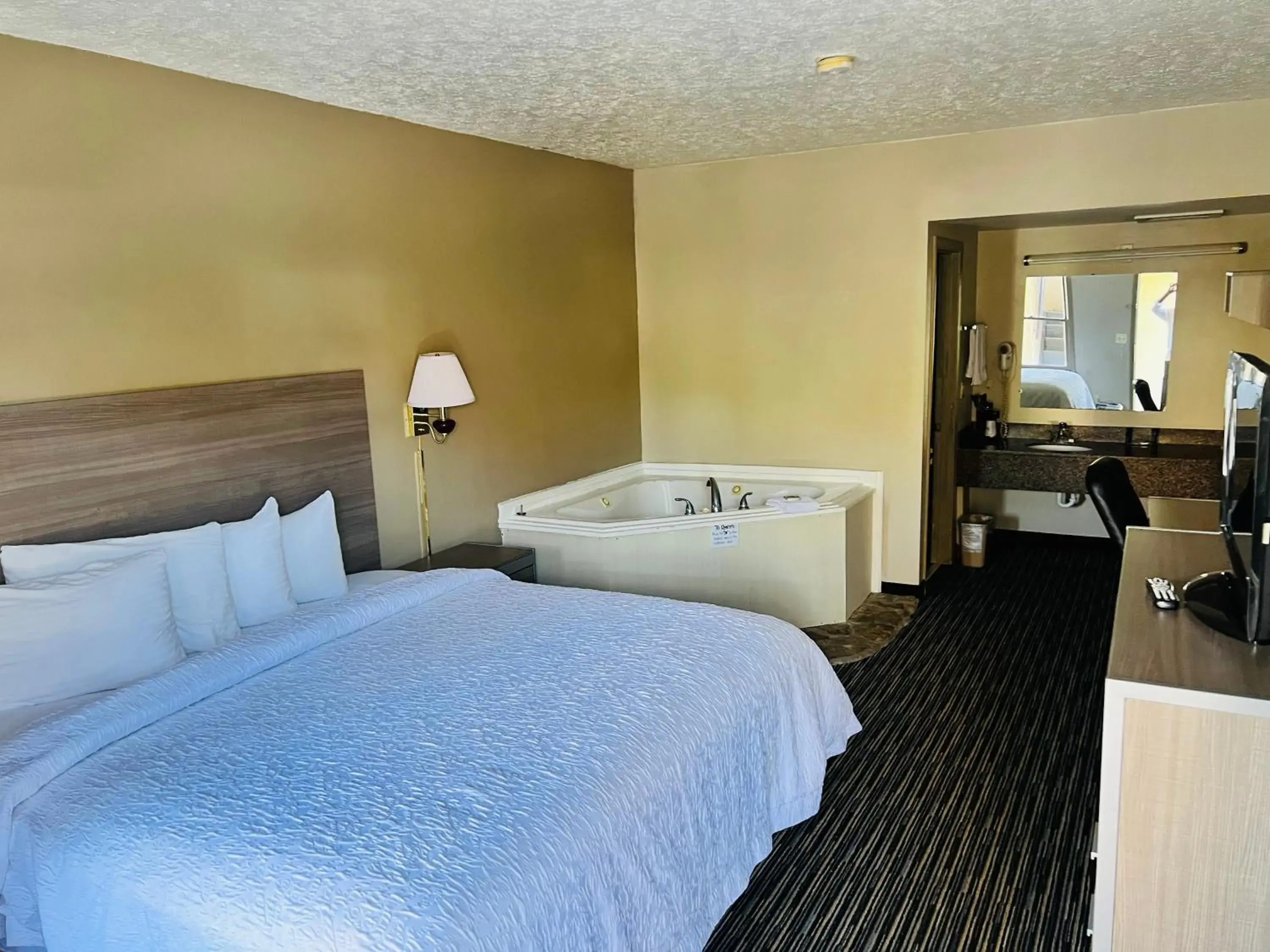 Bed in Alpine Valley Inn Bed in Alpine Valley Inn