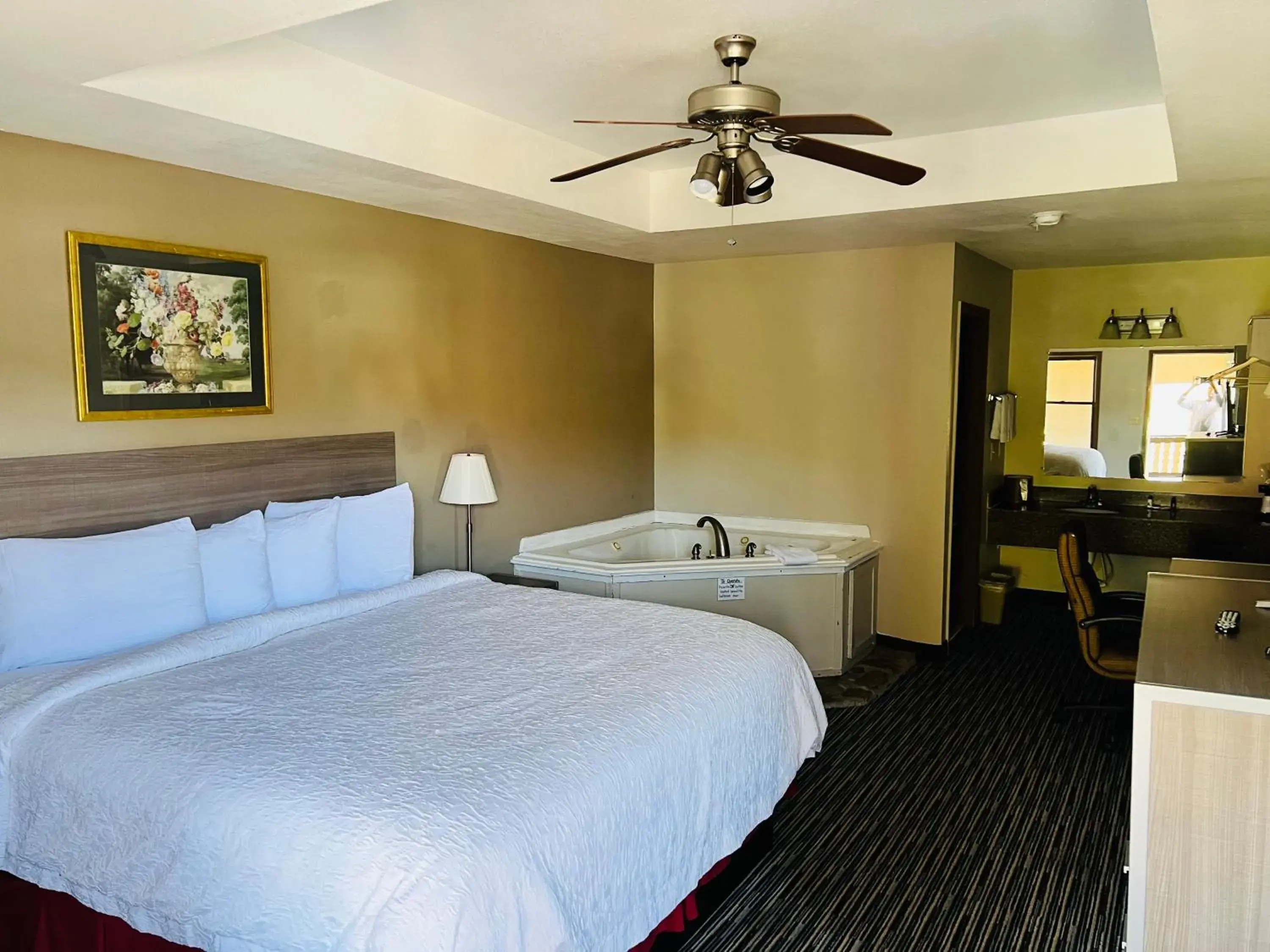 Bed in Alpine Valley Inn Bed in Alpine Valley Inn