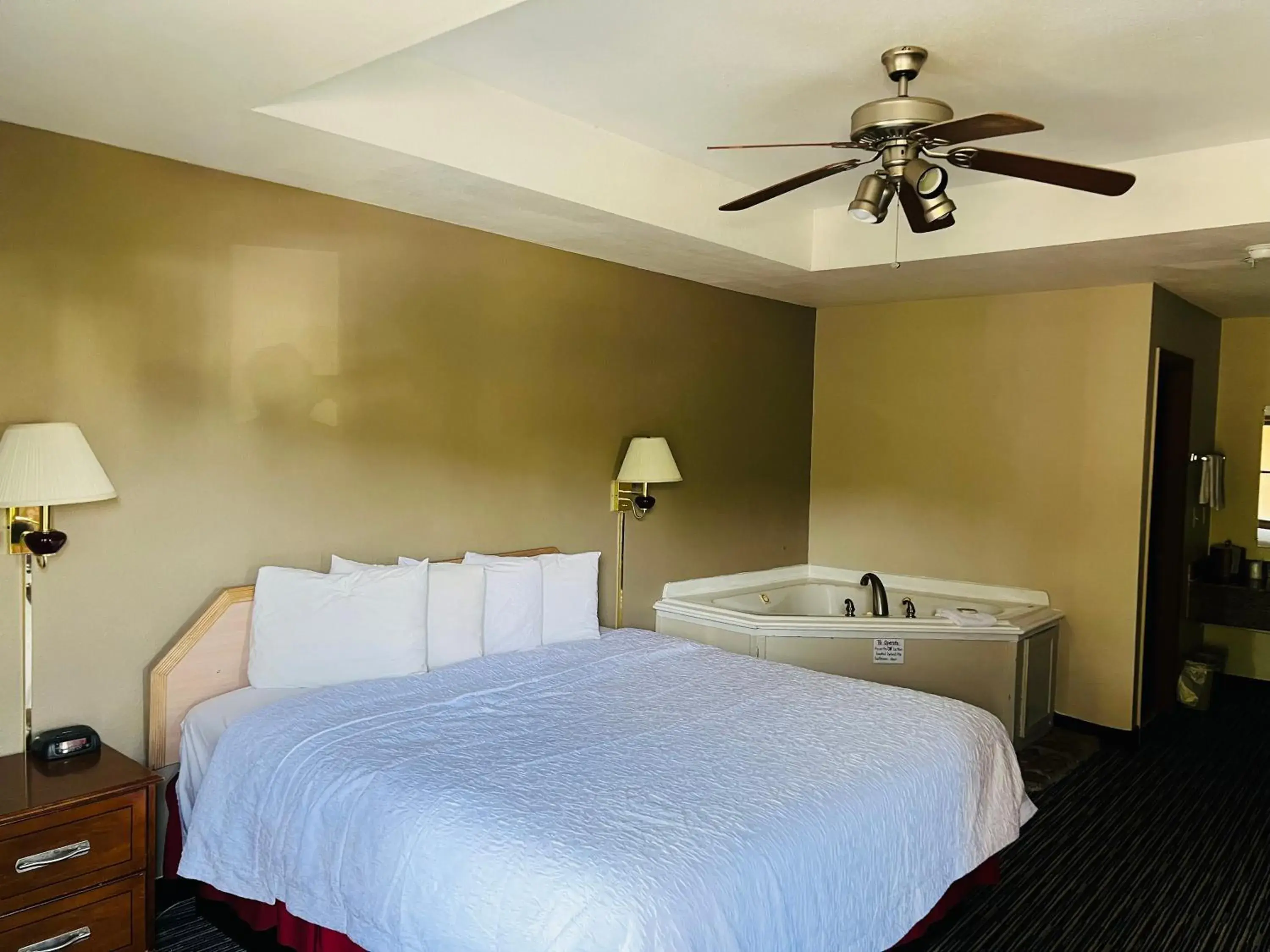 Bed in Alpine Valley Inn Bed in Alpine Valley Inn