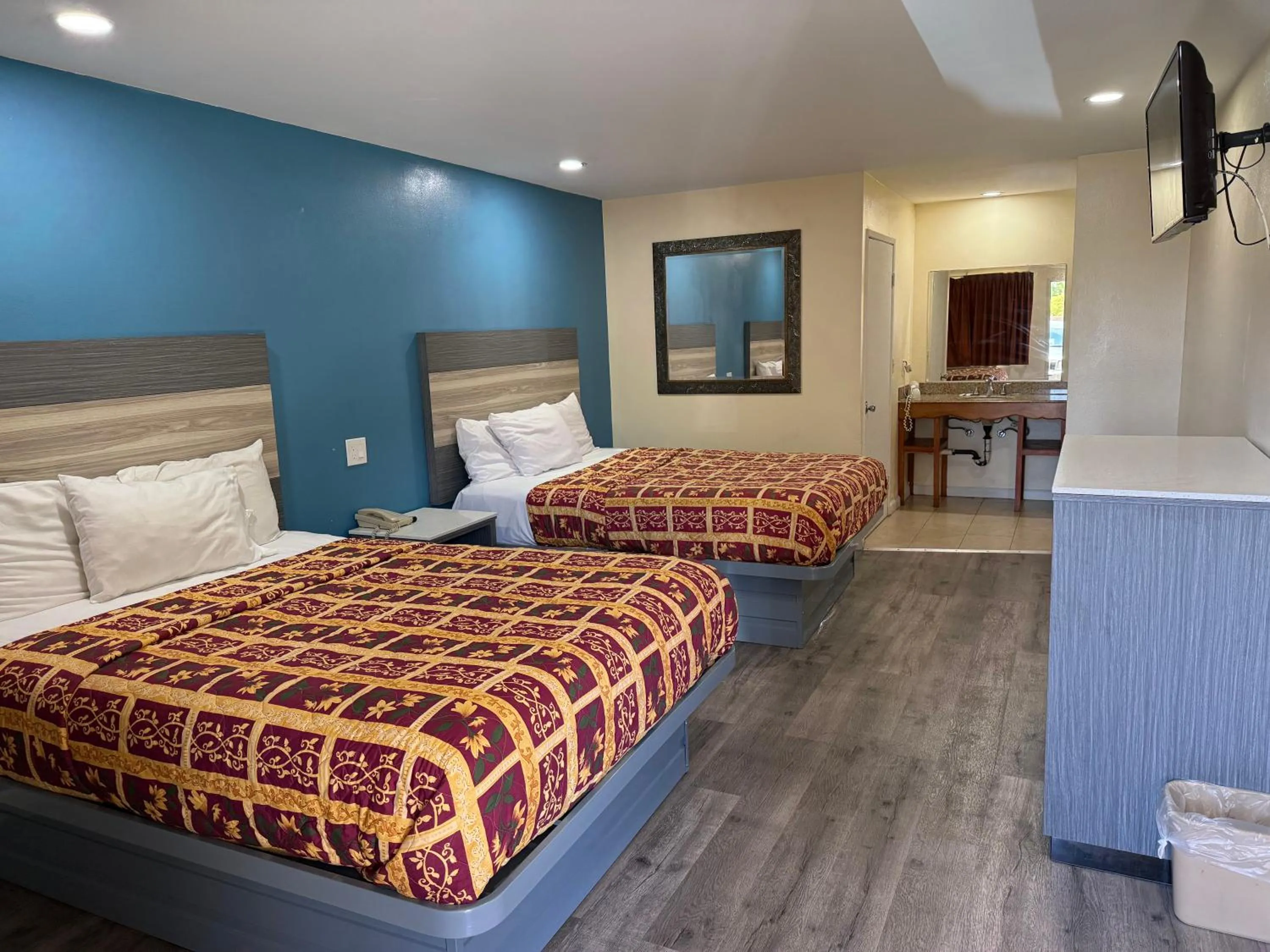 Photo of the whole room, Bed in Anaheim National Inn