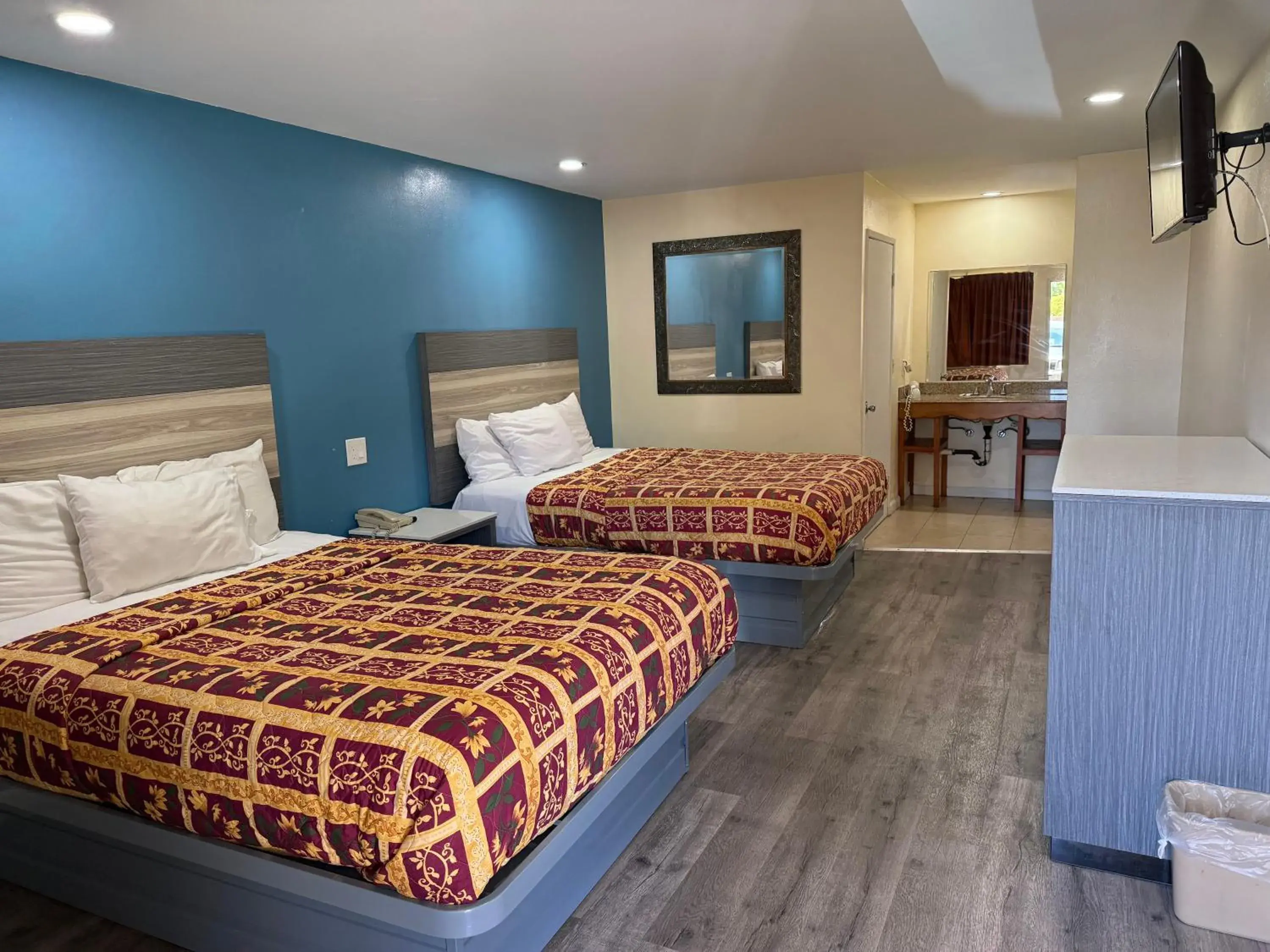 Photo of the whole room, Bed in Anaheim National Inn Photo of the whole room, Bed in Anaheim National Inn