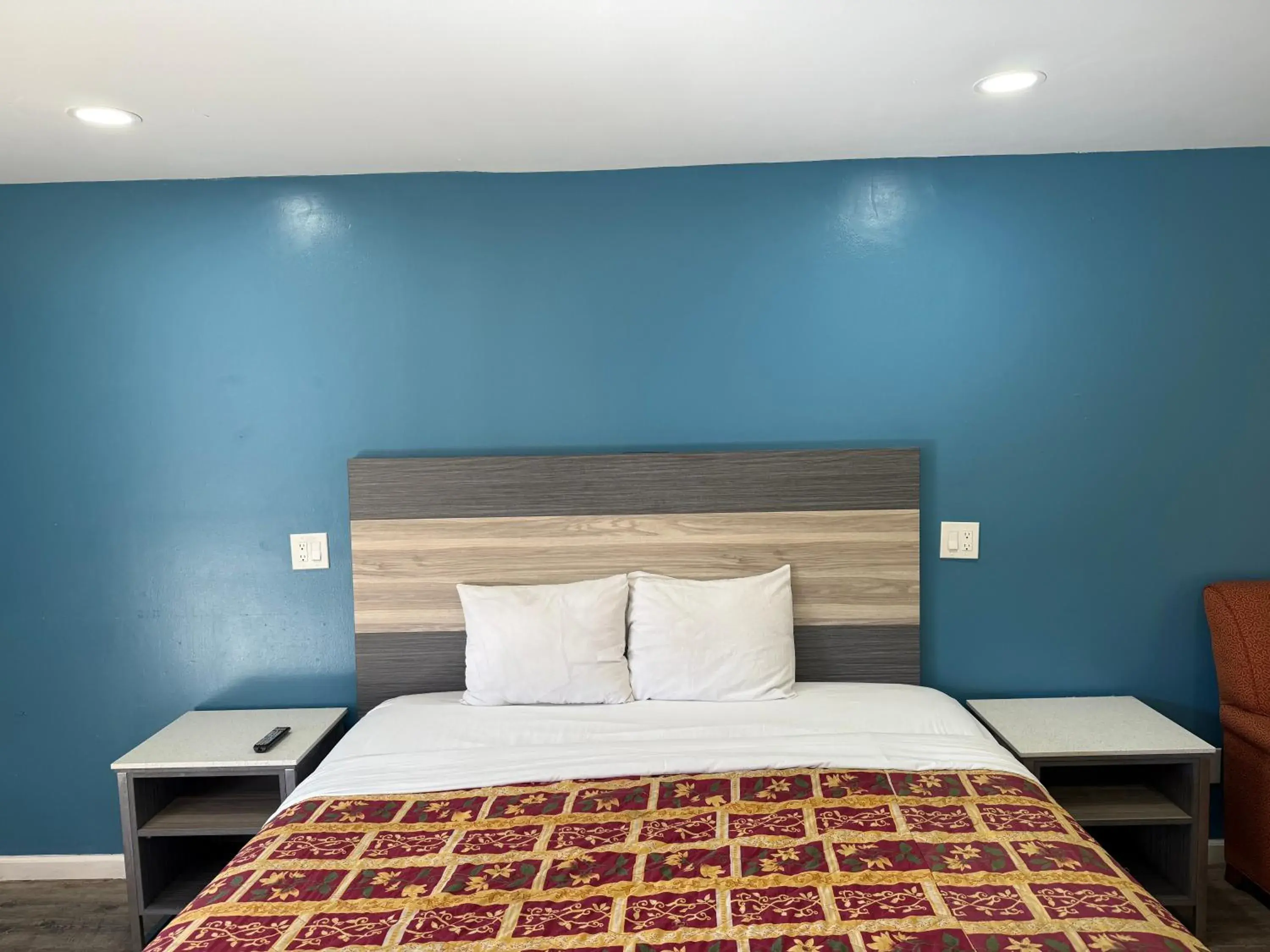 Bed in Anaheim National Inn Bed in Anaheim National Inn