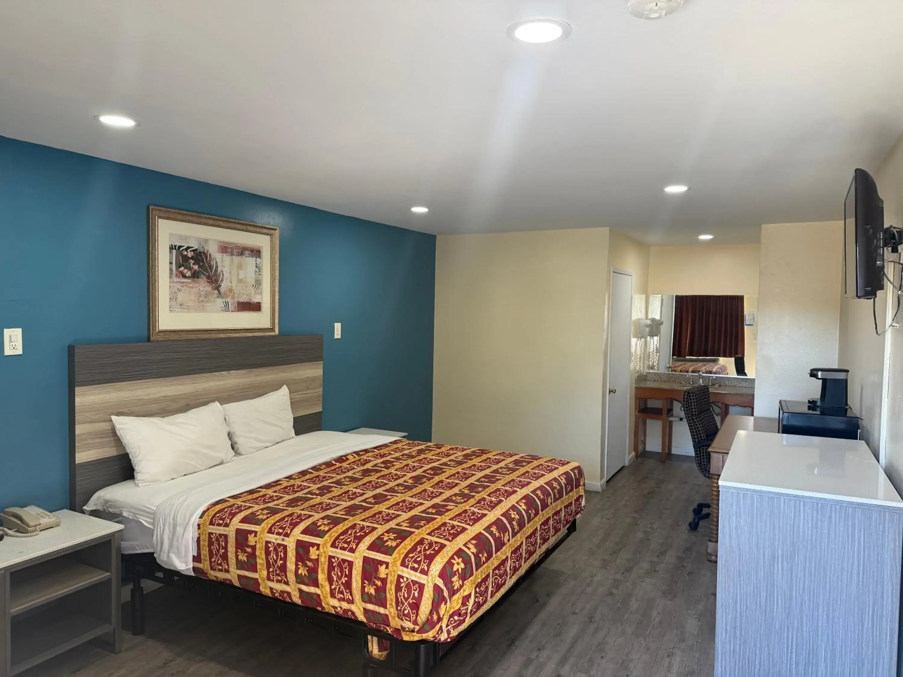 Photo of the whole room, Bed in Anaheim National Inn Photo of the whole room, Bed in Anaheim National Inn