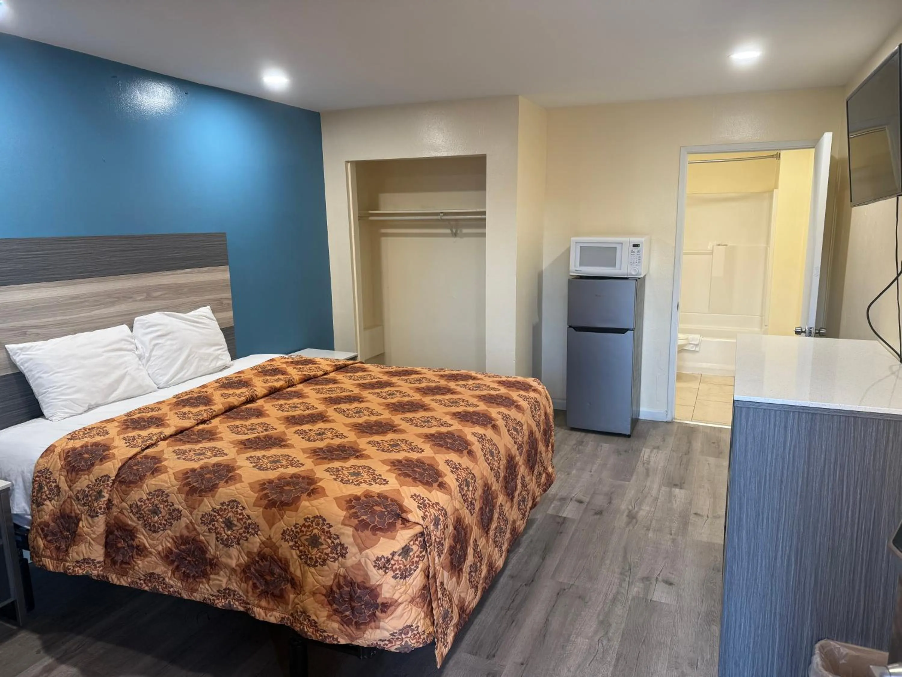 Photo of the whole room, Bed in Anaheim National Inn