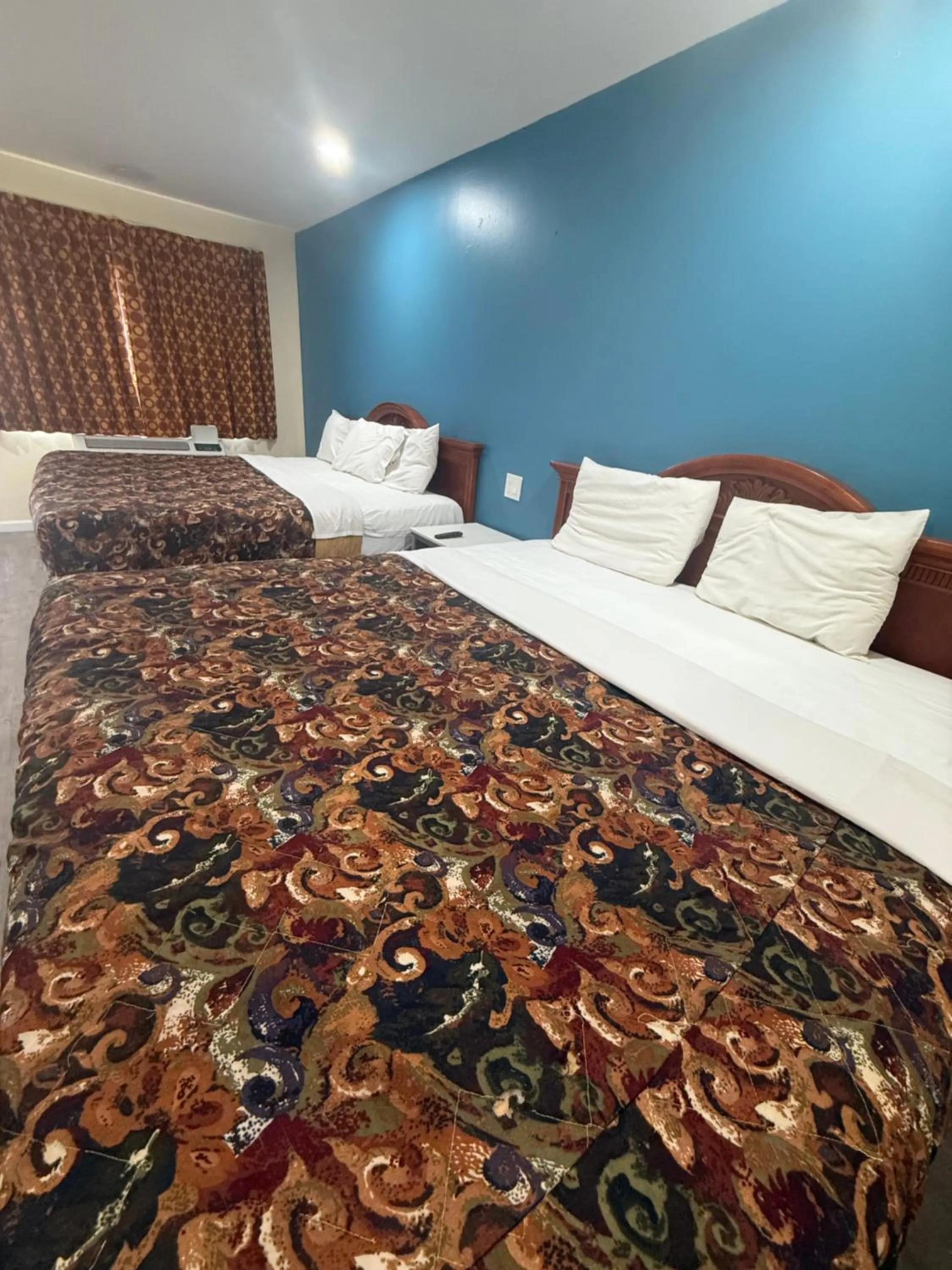 Bed in Anaheim National Inn