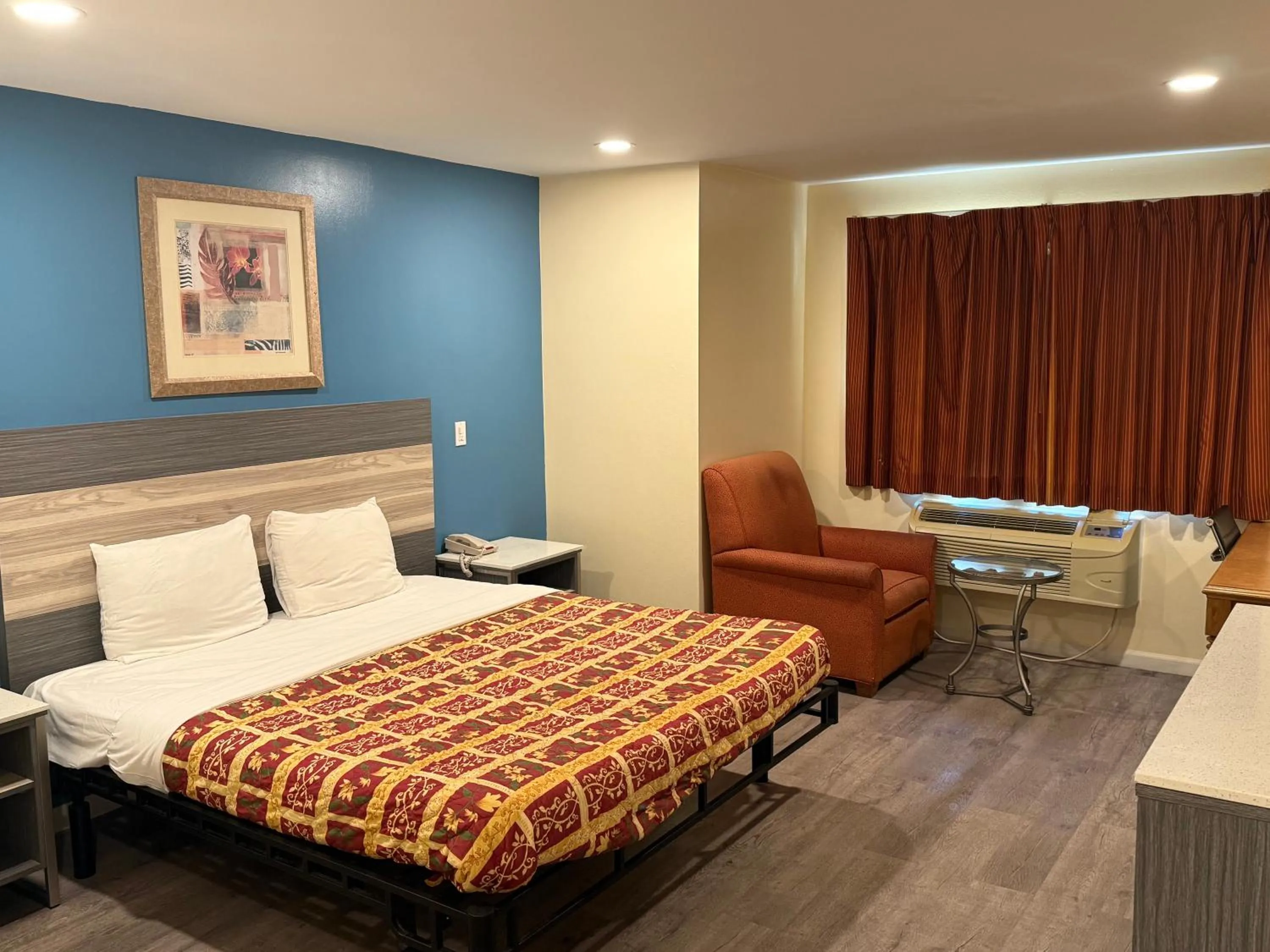 Photo of the whole room, Bed in Anaheim National Inn