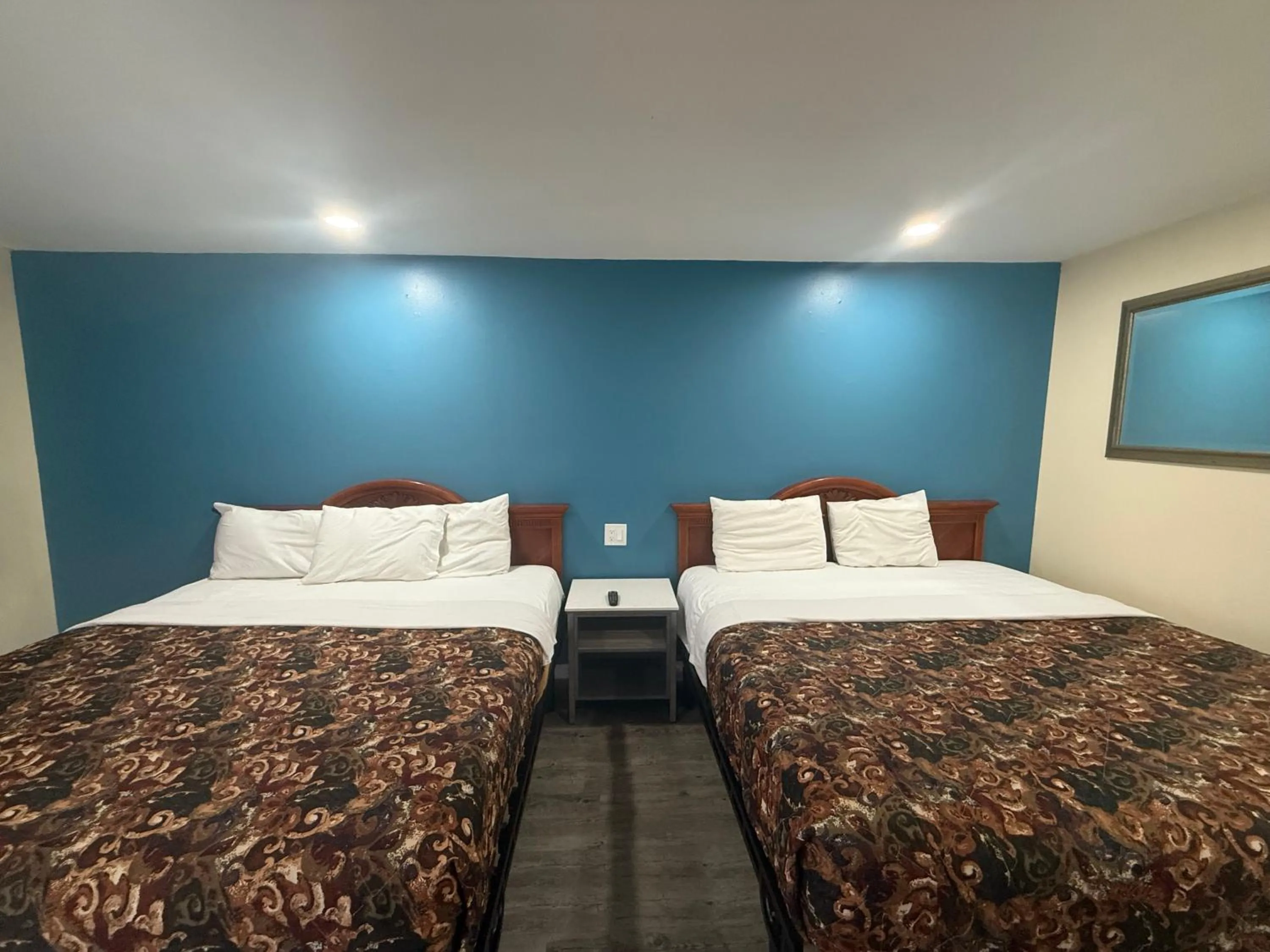 Bed in Anaheim National Inn