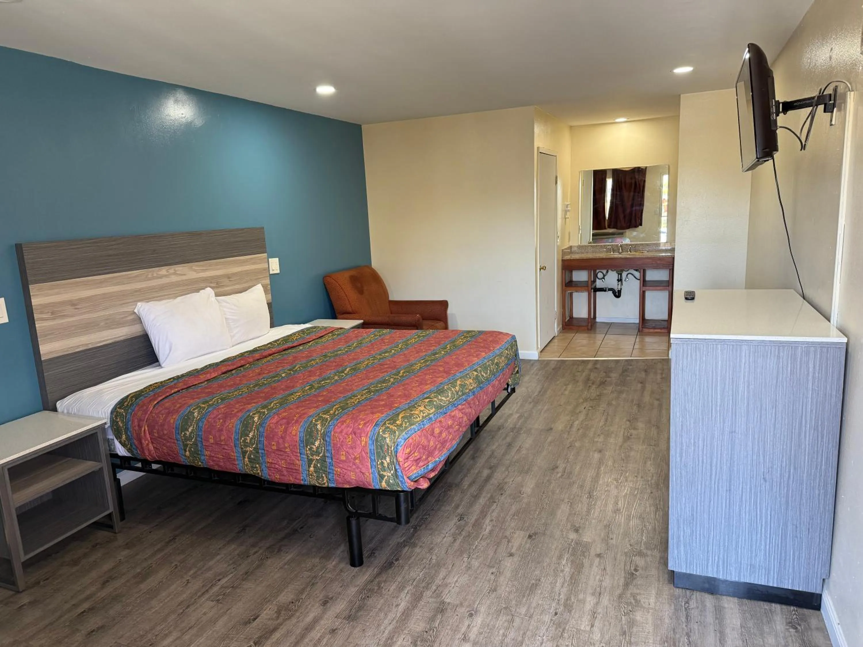 Bed in Anaheim National Inn