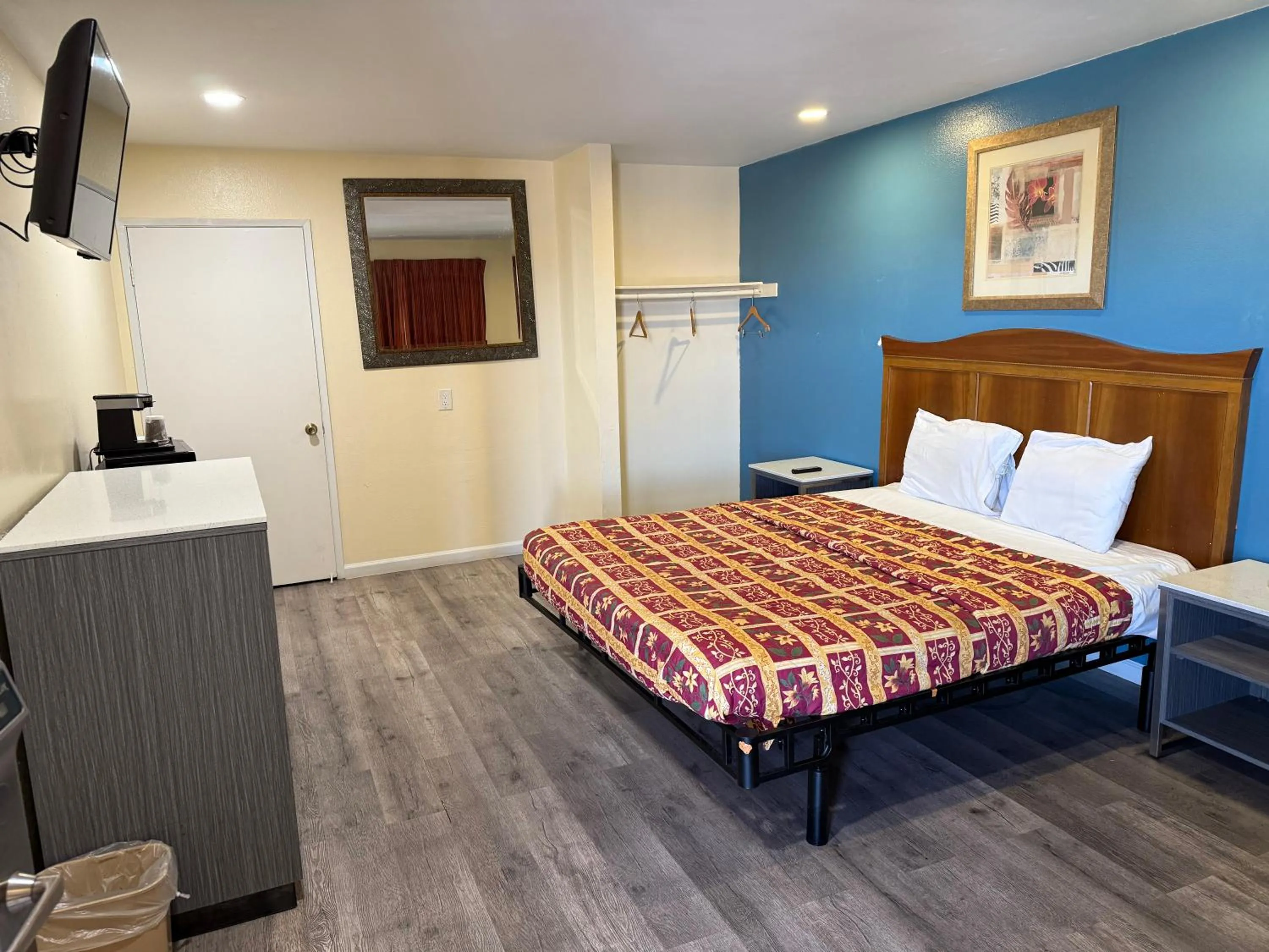 Bedroom, Bed in Anaheim National Inn