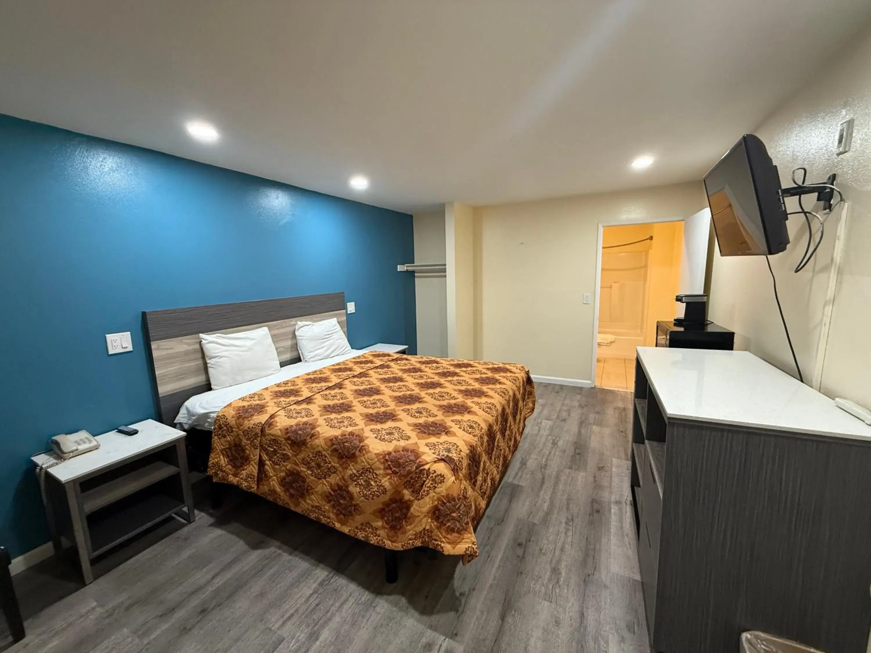 TV and multimedia, Bed in Anaheim National Inn TV and multimedia, Bed in Anaheim National Inn