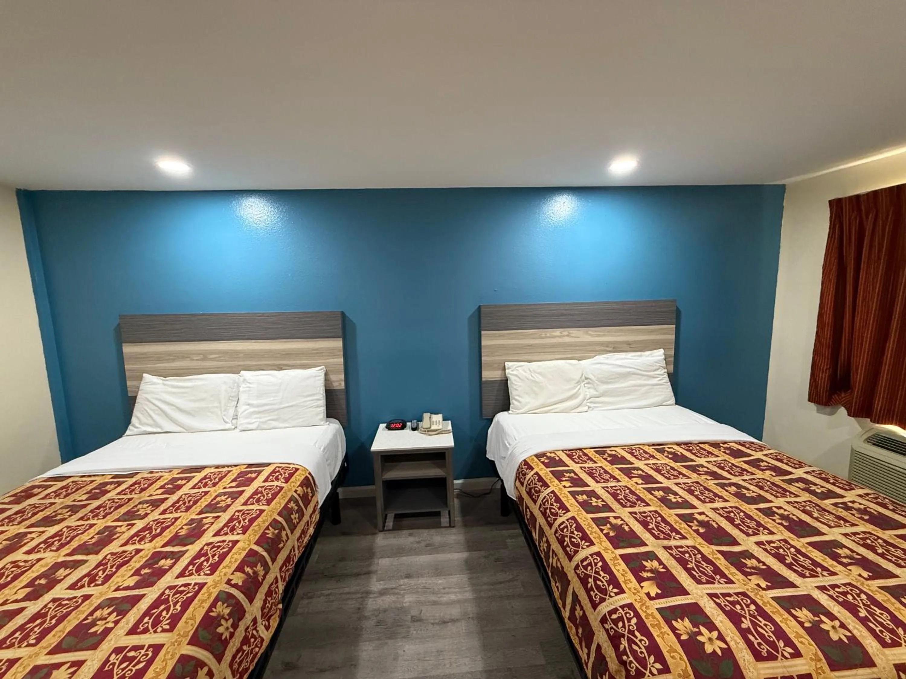 Bed in Anaheim National Inn