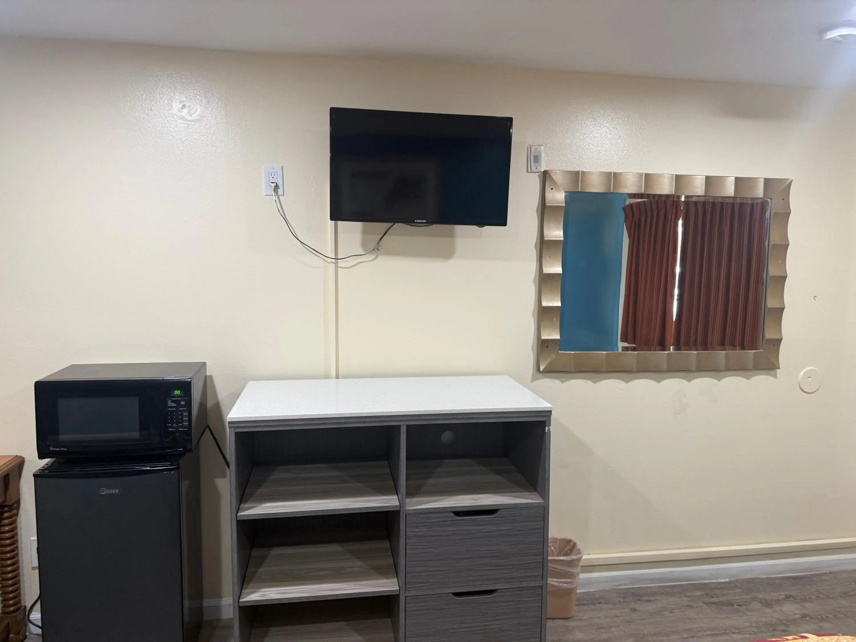 TV and multimedia in Anaheim National Inn