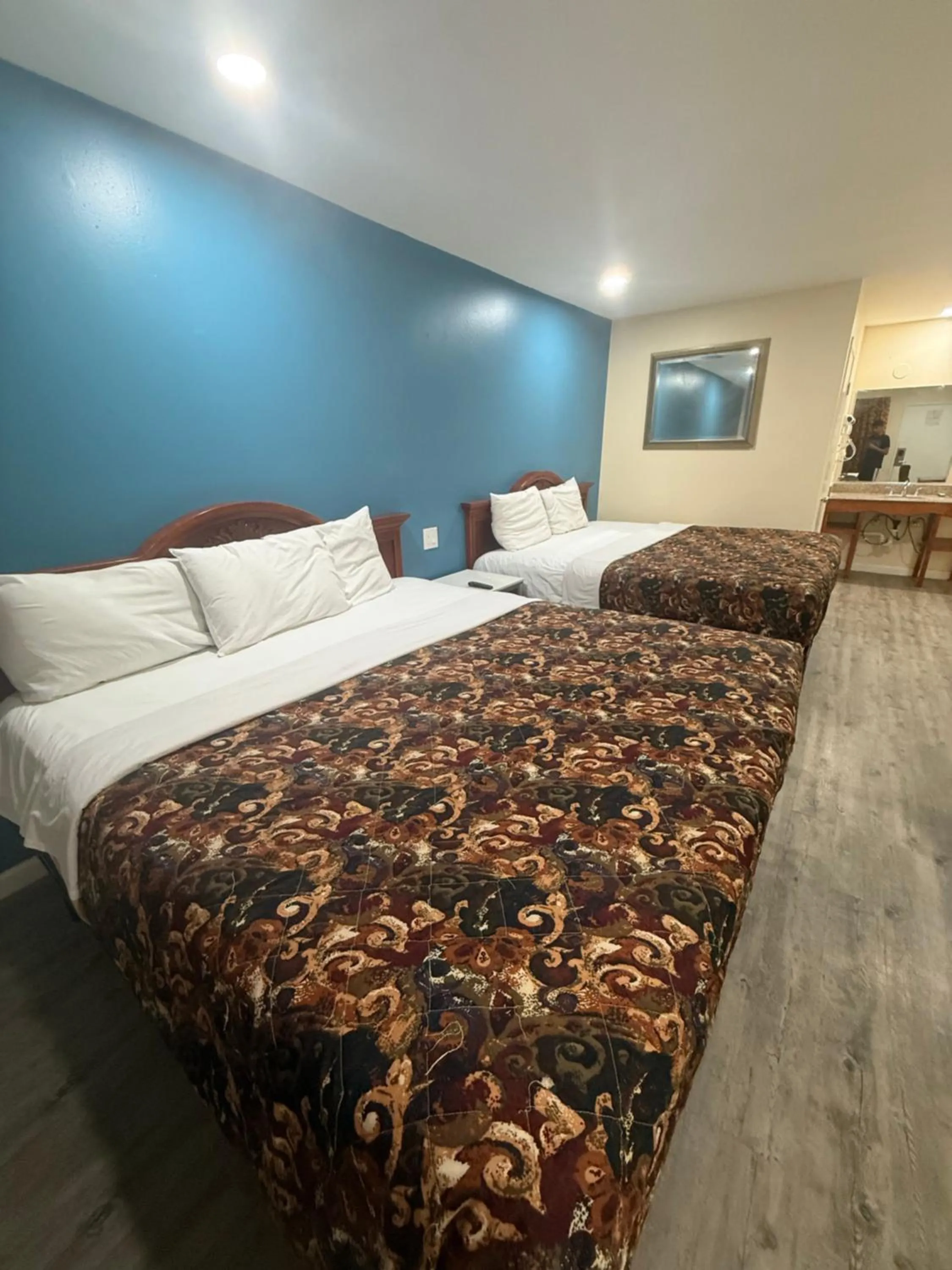 Bed in Anaheim National Inn