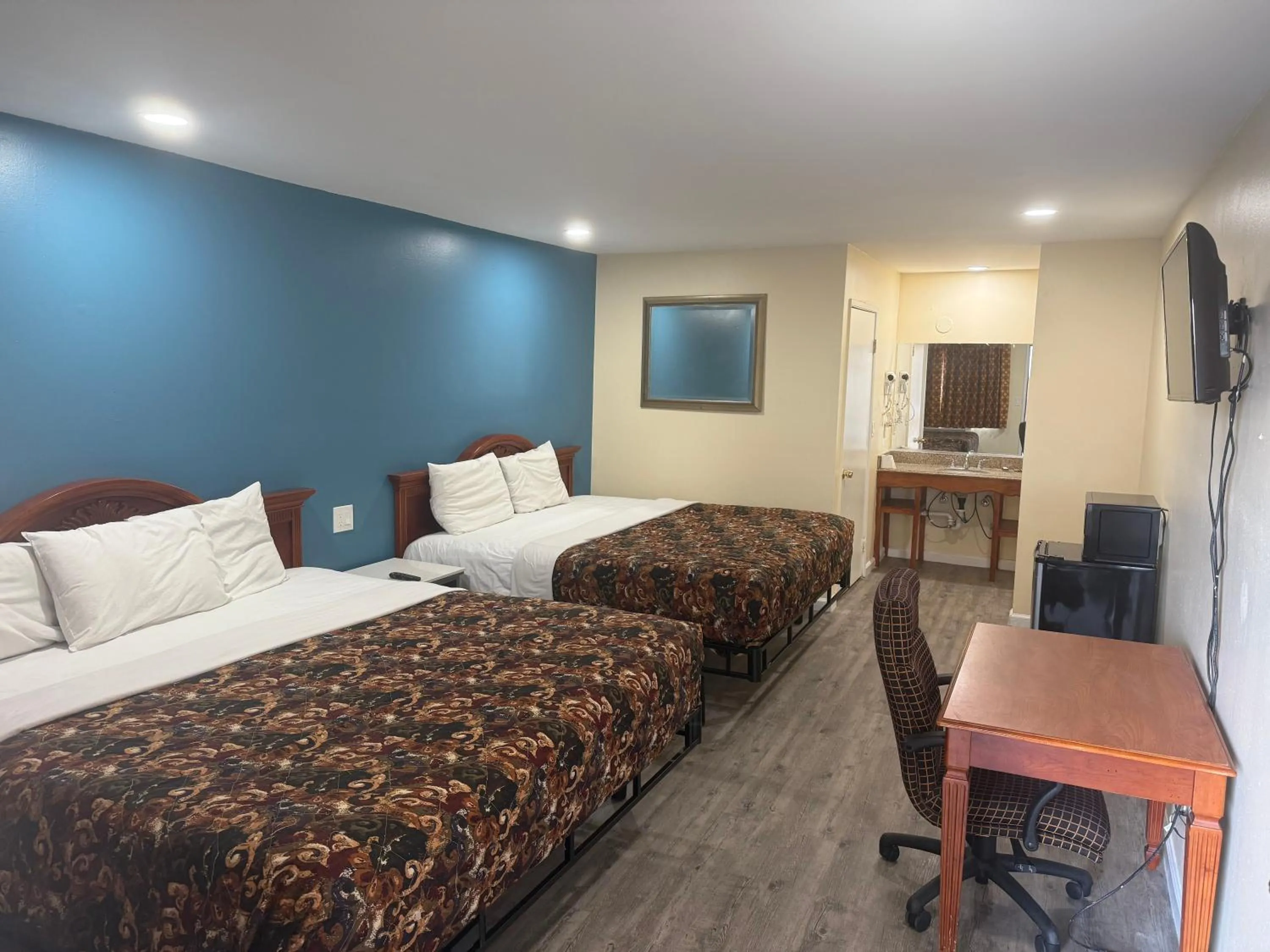 Photo of the whole room, Bed in Anaheim National Inn