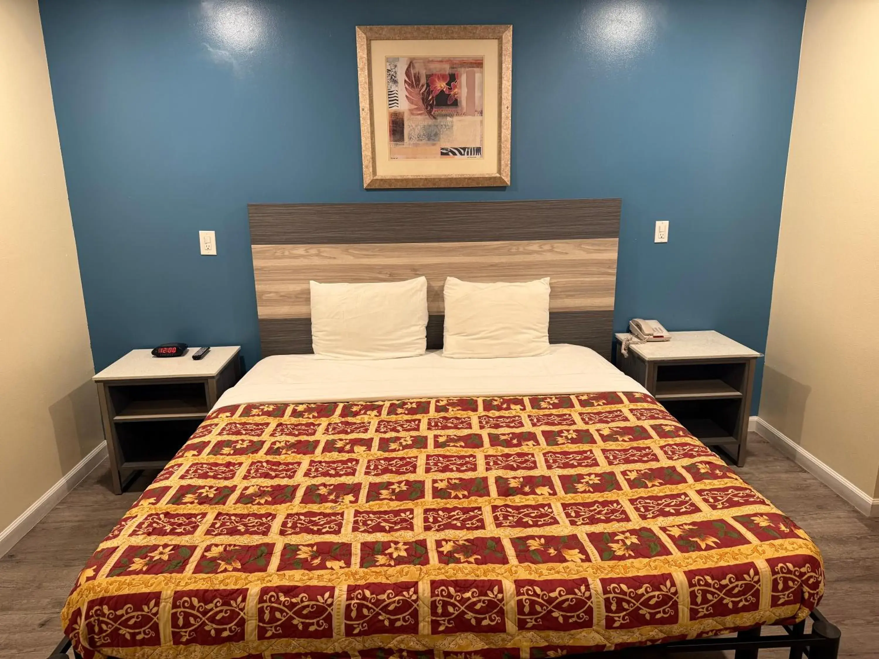 Bed in Anaheim National Inn Bed in Anaheim National Inn