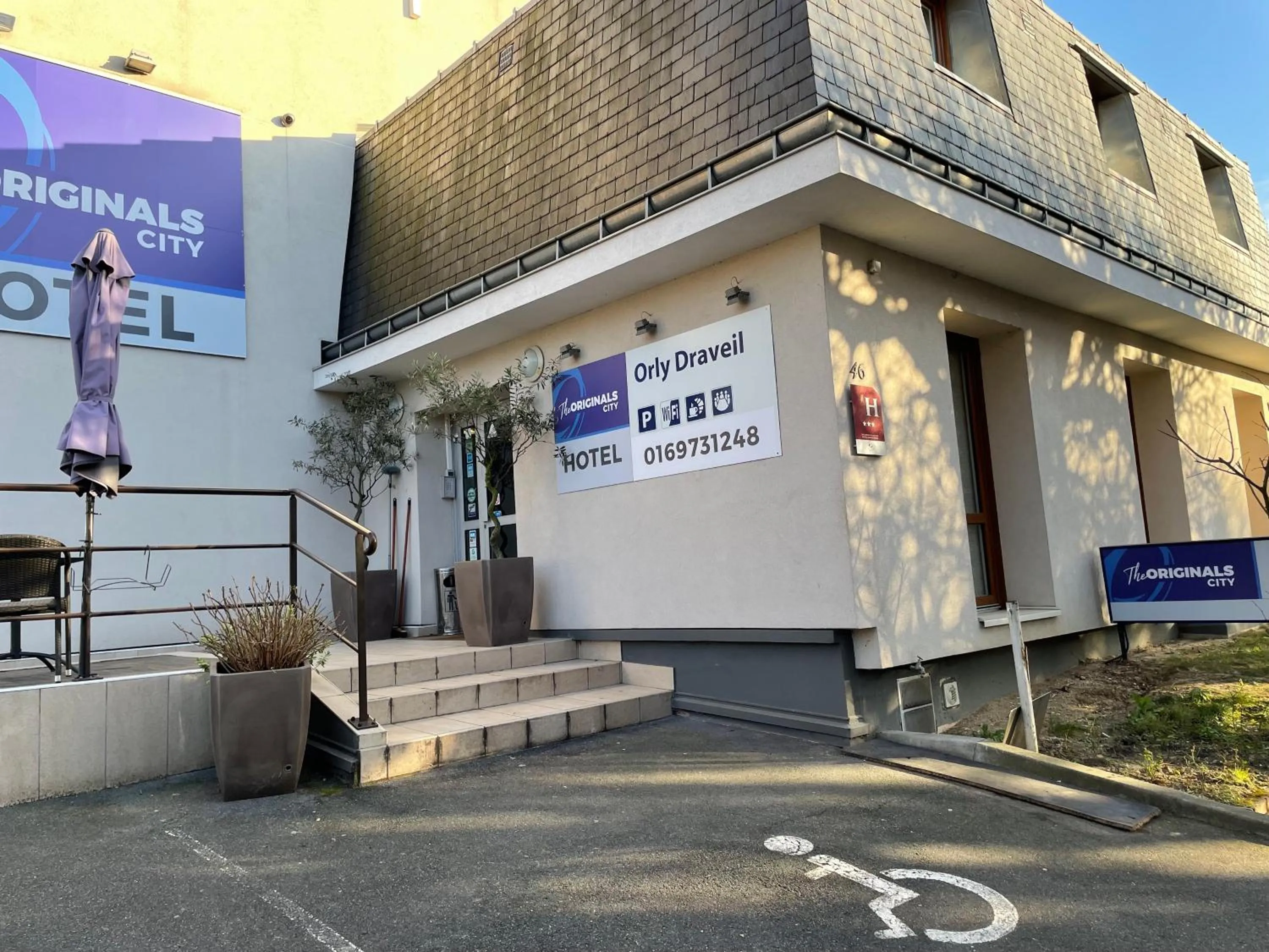Facade/entrance in The Originals City, Hôtel Paris Sud, Orly-Draveil