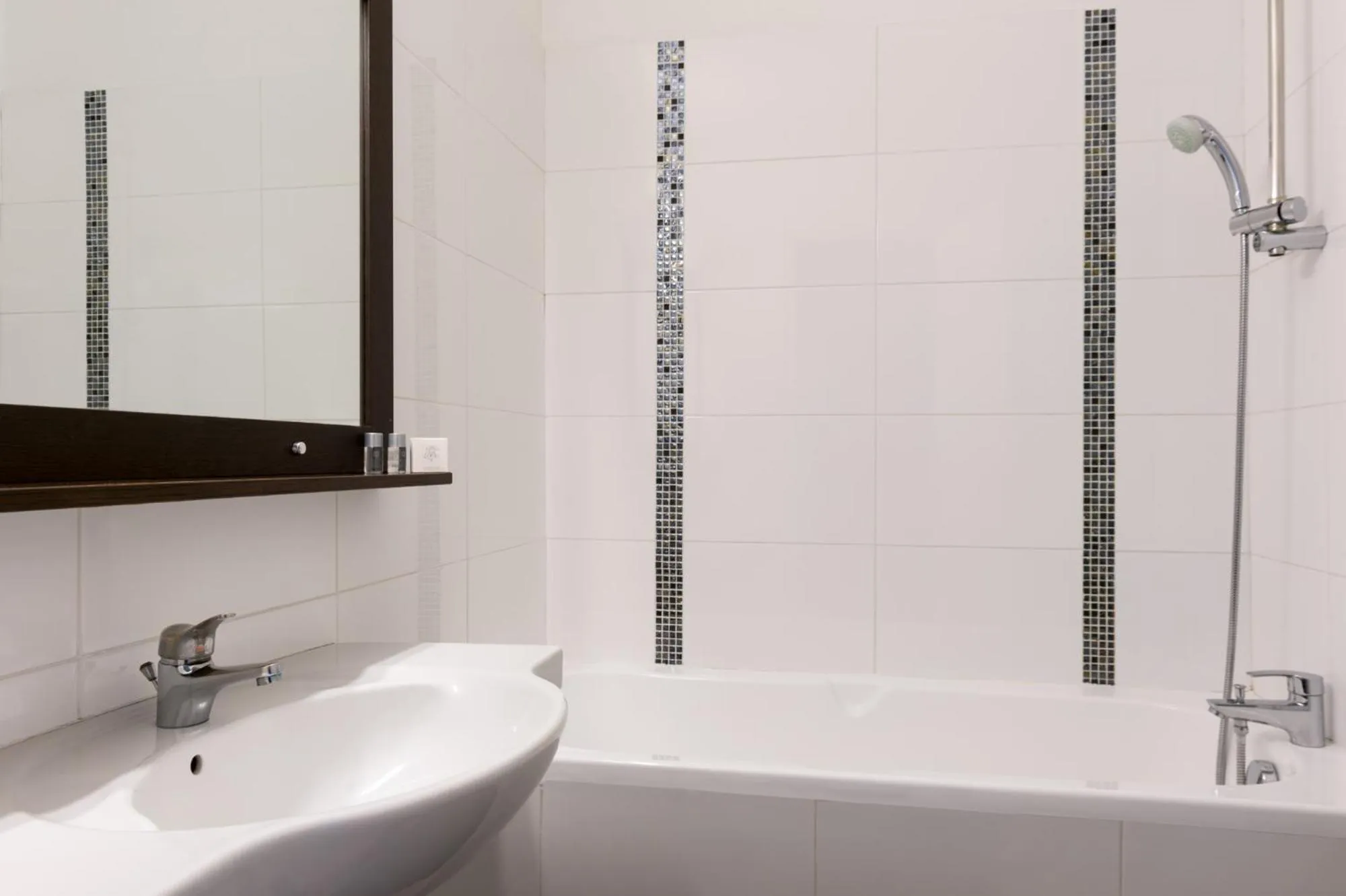 Bath in The Originals City, Hôtel Paris Sud, Orly-Draveil