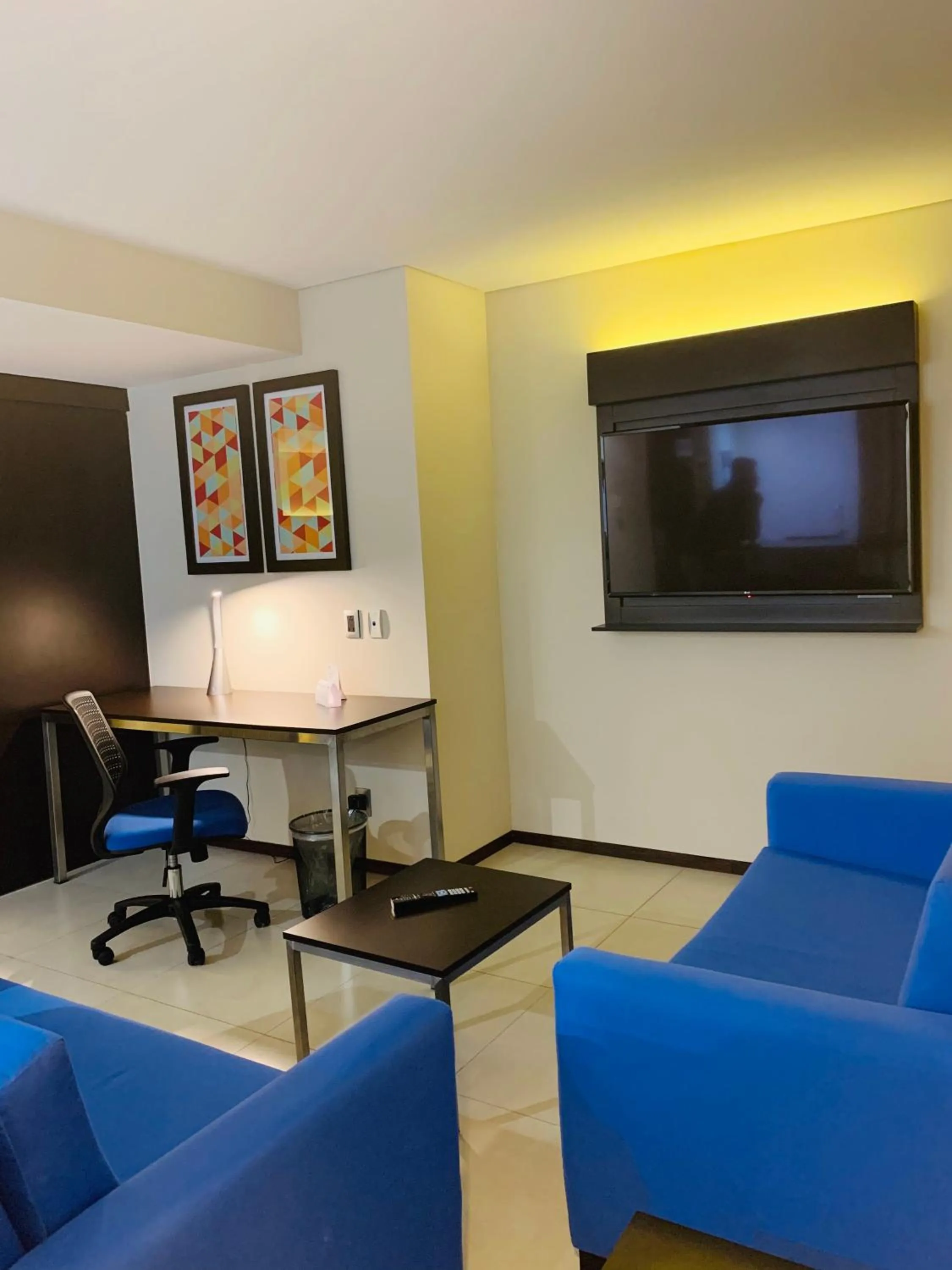 Communal lounge/ TV room in Holiday Inn Express - Mexico Basilica by IHG