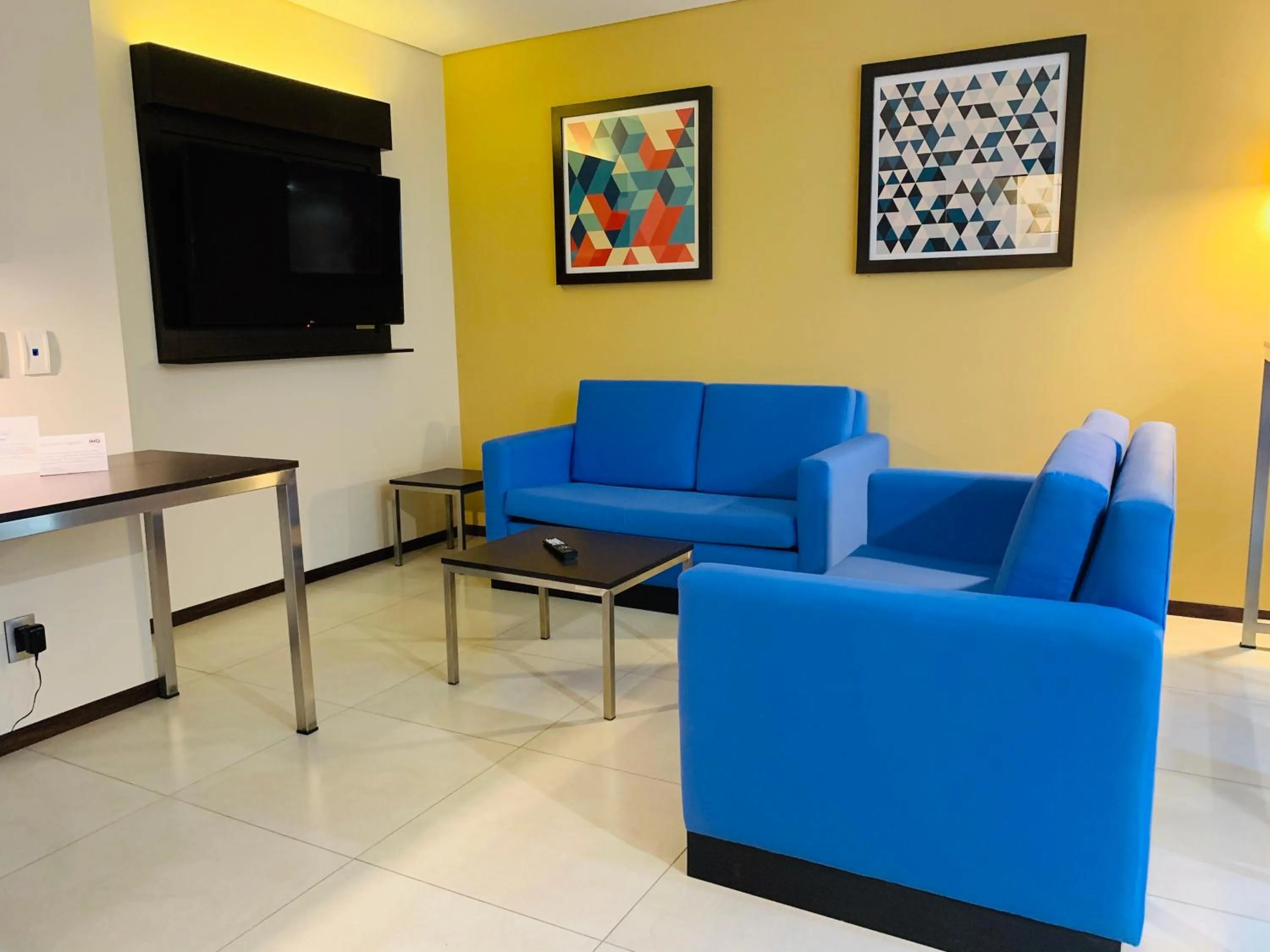 Communal lounge/ TV room in Holiday Inn Express - Mexico Basilica by IHG