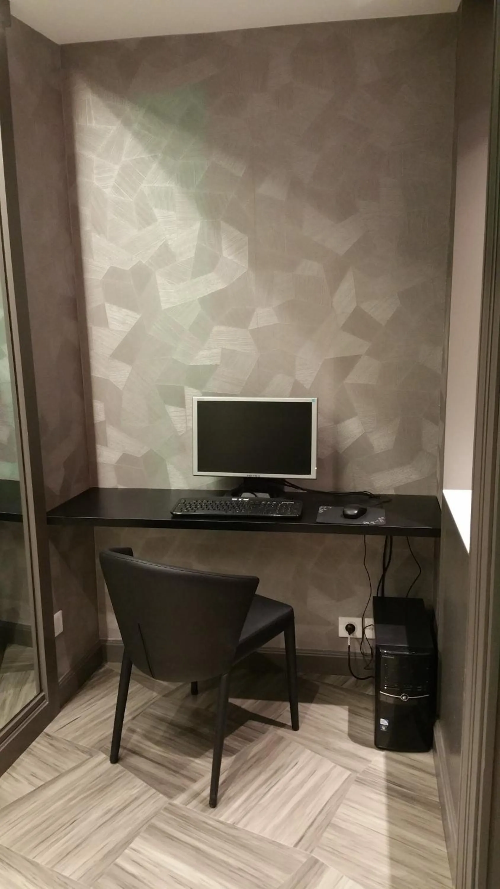 Business facilities in Eiffel Kennedy