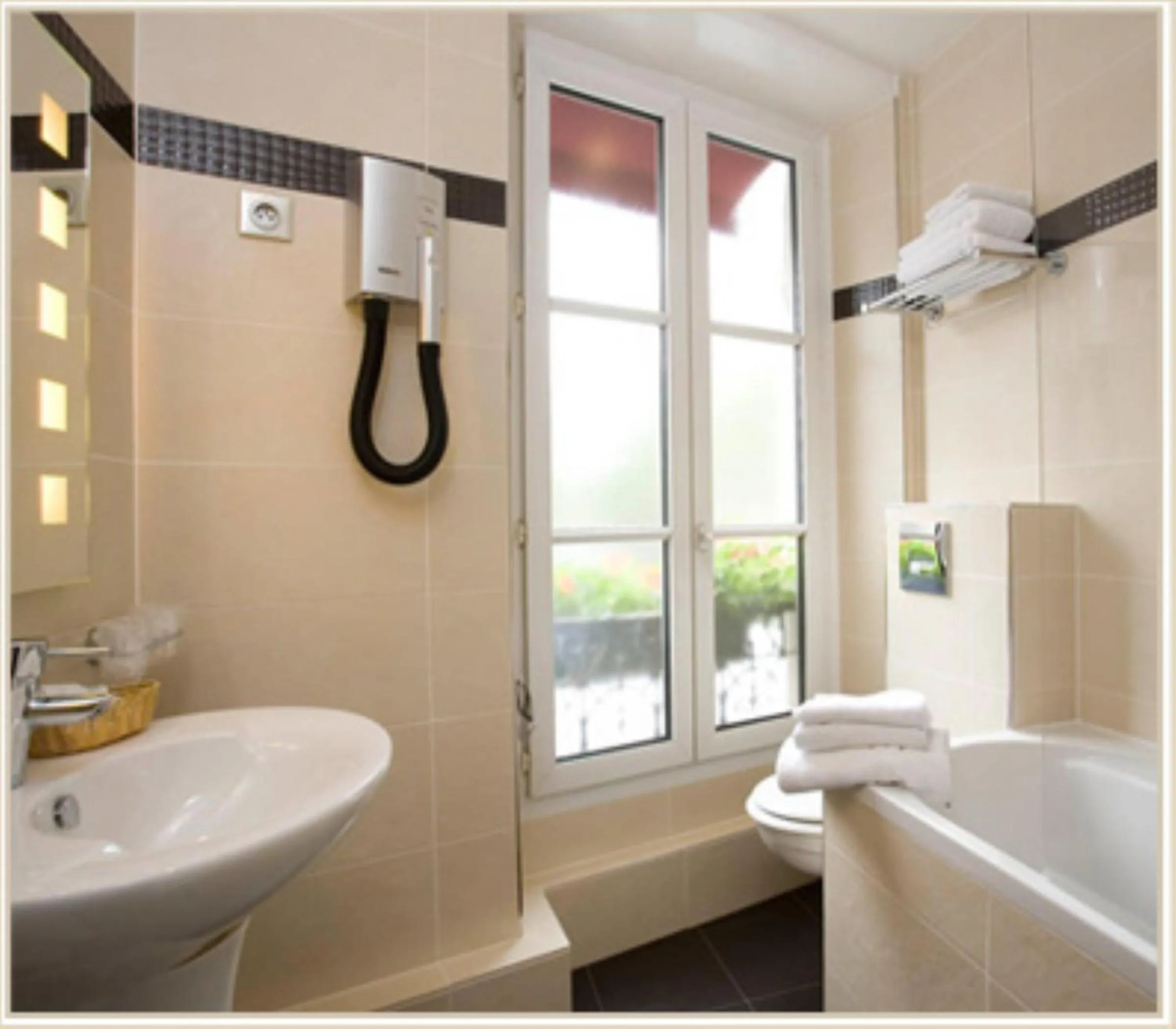 Bathroom in Eiffel Kennedy