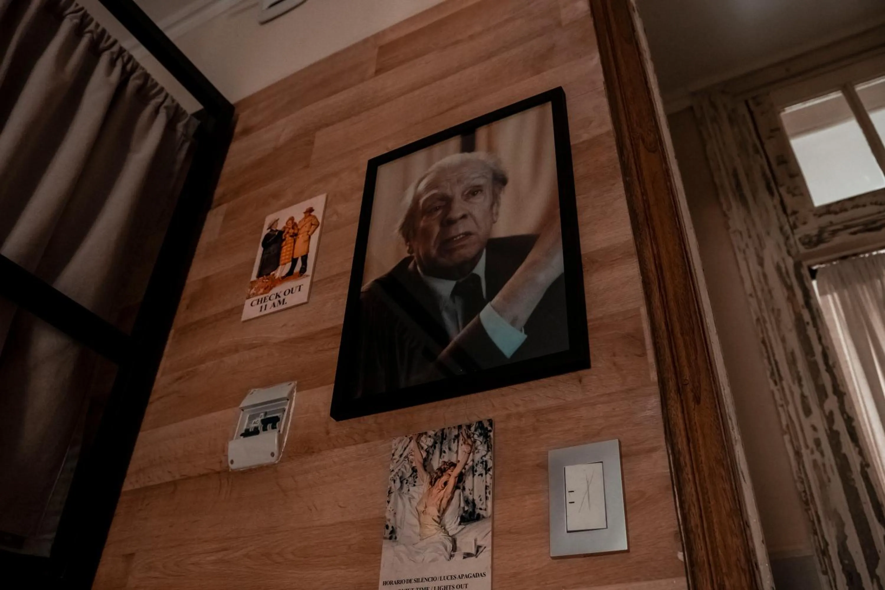 Logo/Certificate/Sign in Che Juan Hostel BA